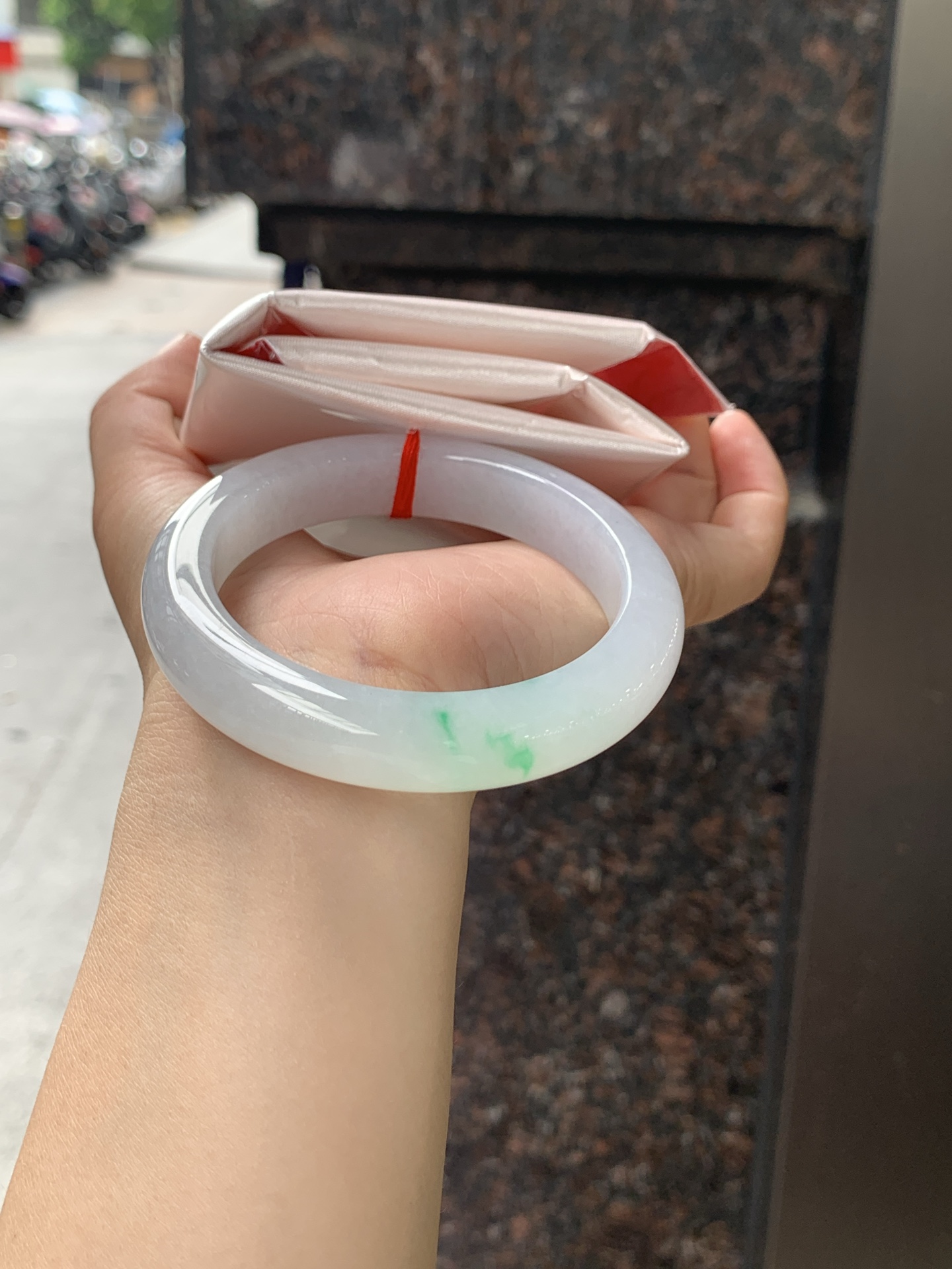白底青正圈 56.1-12.2-9.4 0626-N1073-3 无裂，经典永不过时的白底青，白底细润干净，色阳种细，上手显白提气色，性比之选。