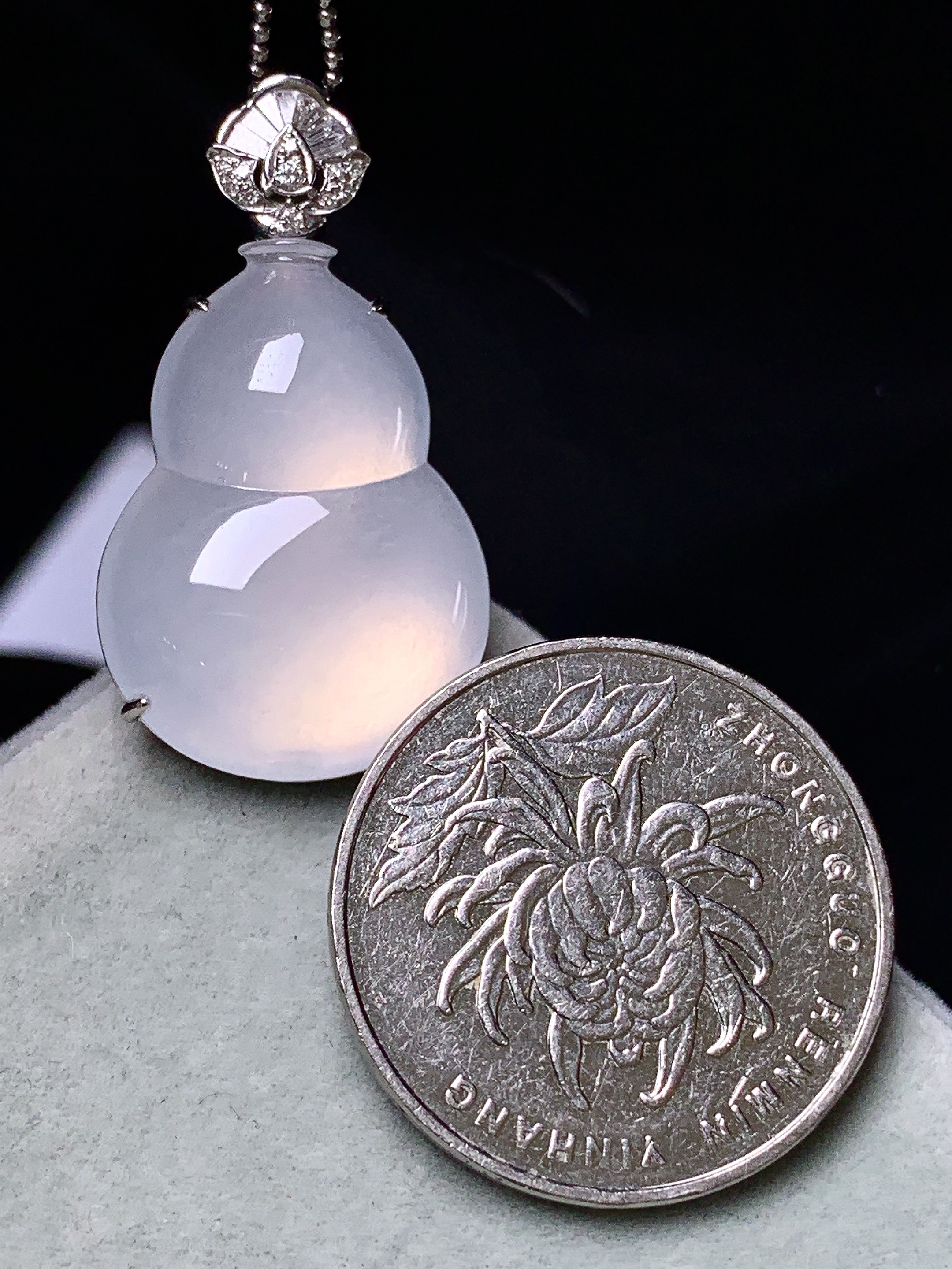 18k金钻镶嵌冰种葫芦吊坠 玉质细腻 色泽艳丽清新 整体尺寸32.2*18*9.2 j6