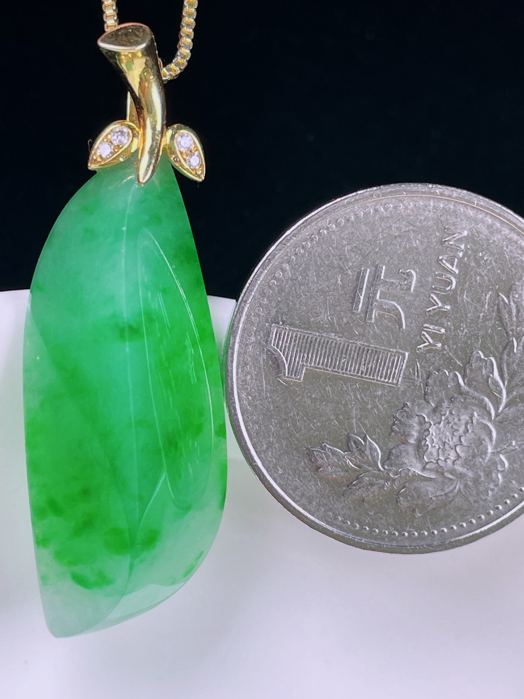 冰绿随形，老种起光，细底通透，尺寸：39裸石33/13.3/7.8mm0626