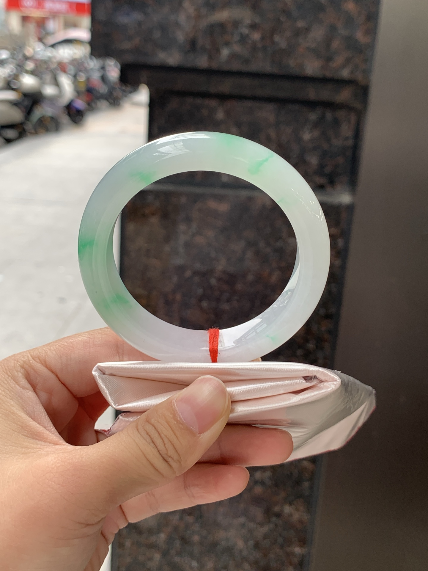 白底青正圈 0626-N1072-1 打灯棉纹，不影响，底妆细腻干净飘几抹阳绿花，清新淡雅，上手简单耐看。