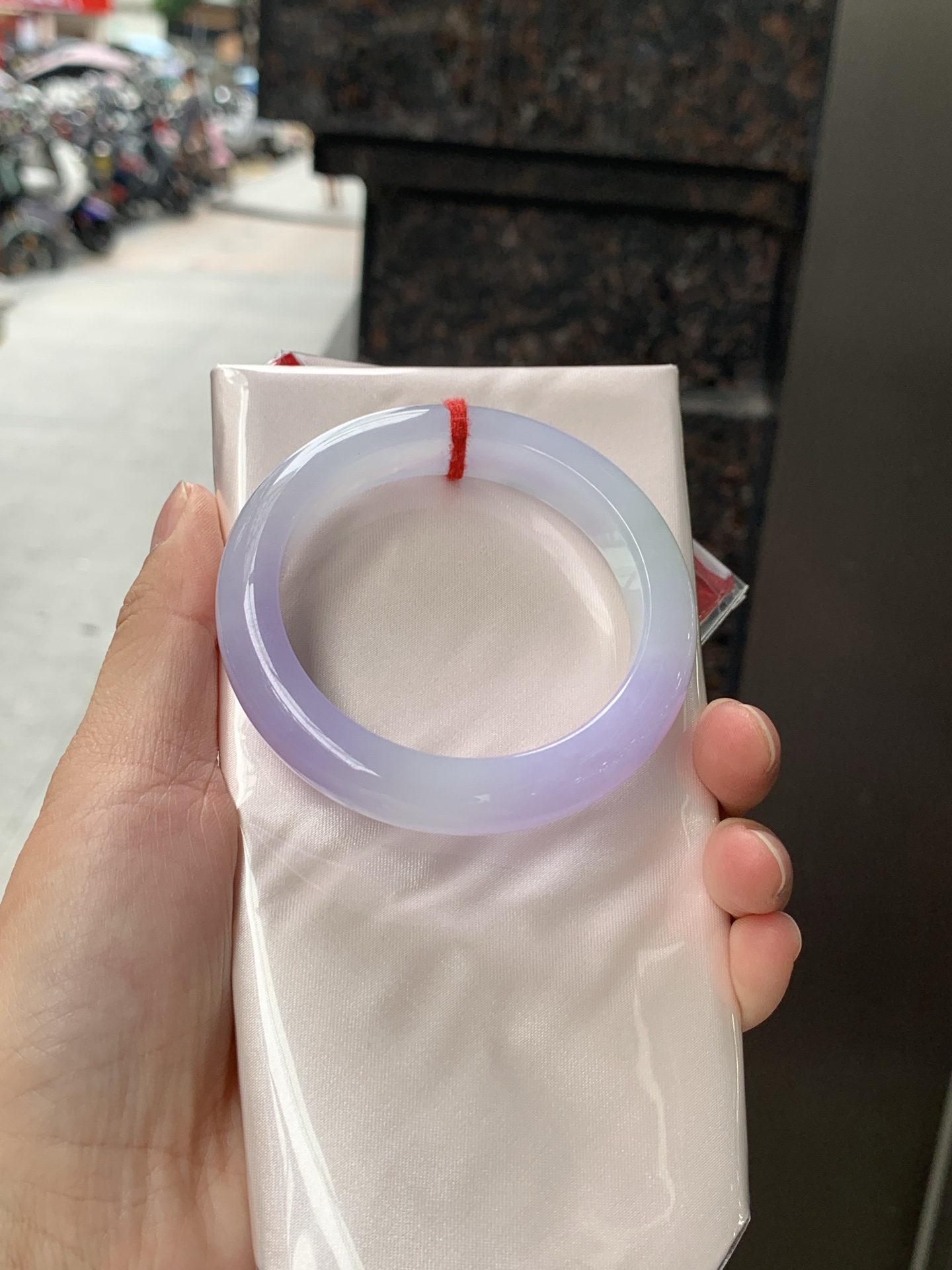 正圈 52.5-11.3-8.8 0626-N1066 无裂，底妆水润，渐变半山半水，吸睛抢眼，浪漫迷人，仙气飘飘，优雅高贵显气质，感满满，满满底色均匀不失色，不同光线不一样视觉感受