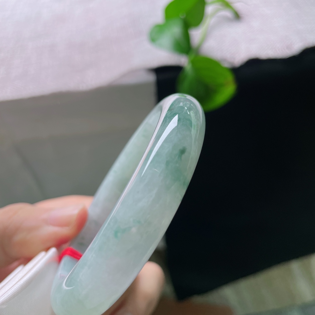 56.1/12.4/8.9，飘花正圈，灵动雅致，贵气，水润，雅致典雅，一点皮纹，ss55355a