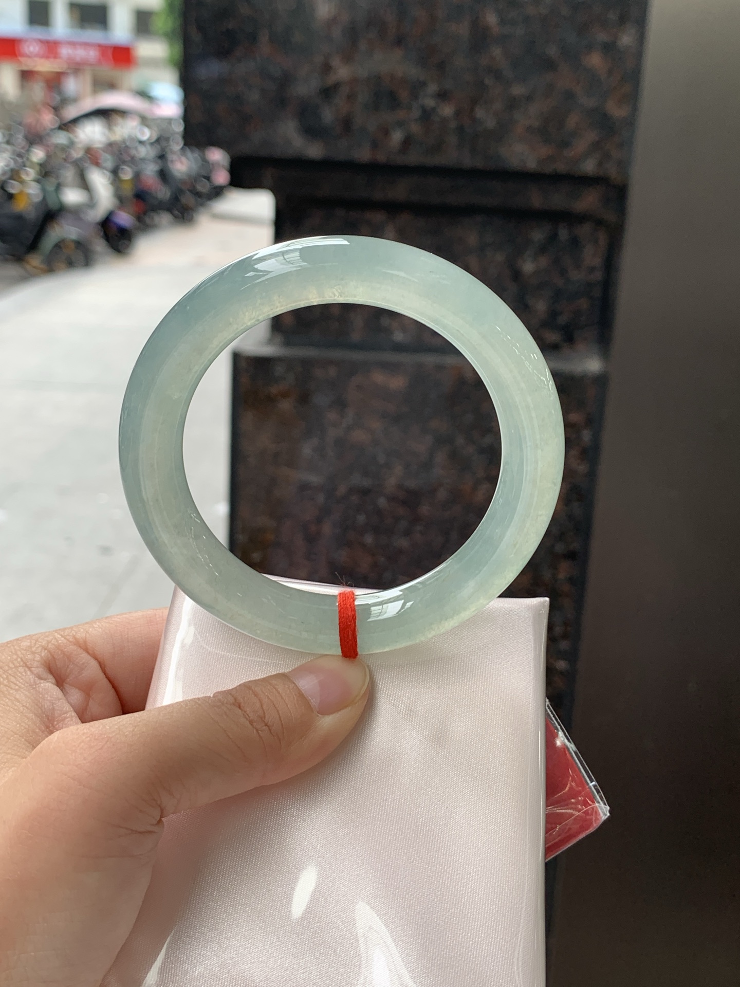 湖水绿圆条 57.2-10.8-11 0626-N1067 打灯细棉纹，底妆干净细腻，满圈湖水绿底色晕染，如同青黛色晕染如江南烟雨