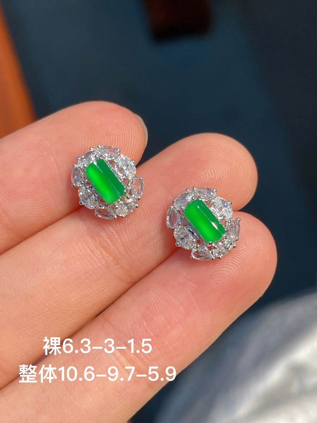 ️阳绿耳钉 无裂 18k金镶嵌，6.3-3-1.5