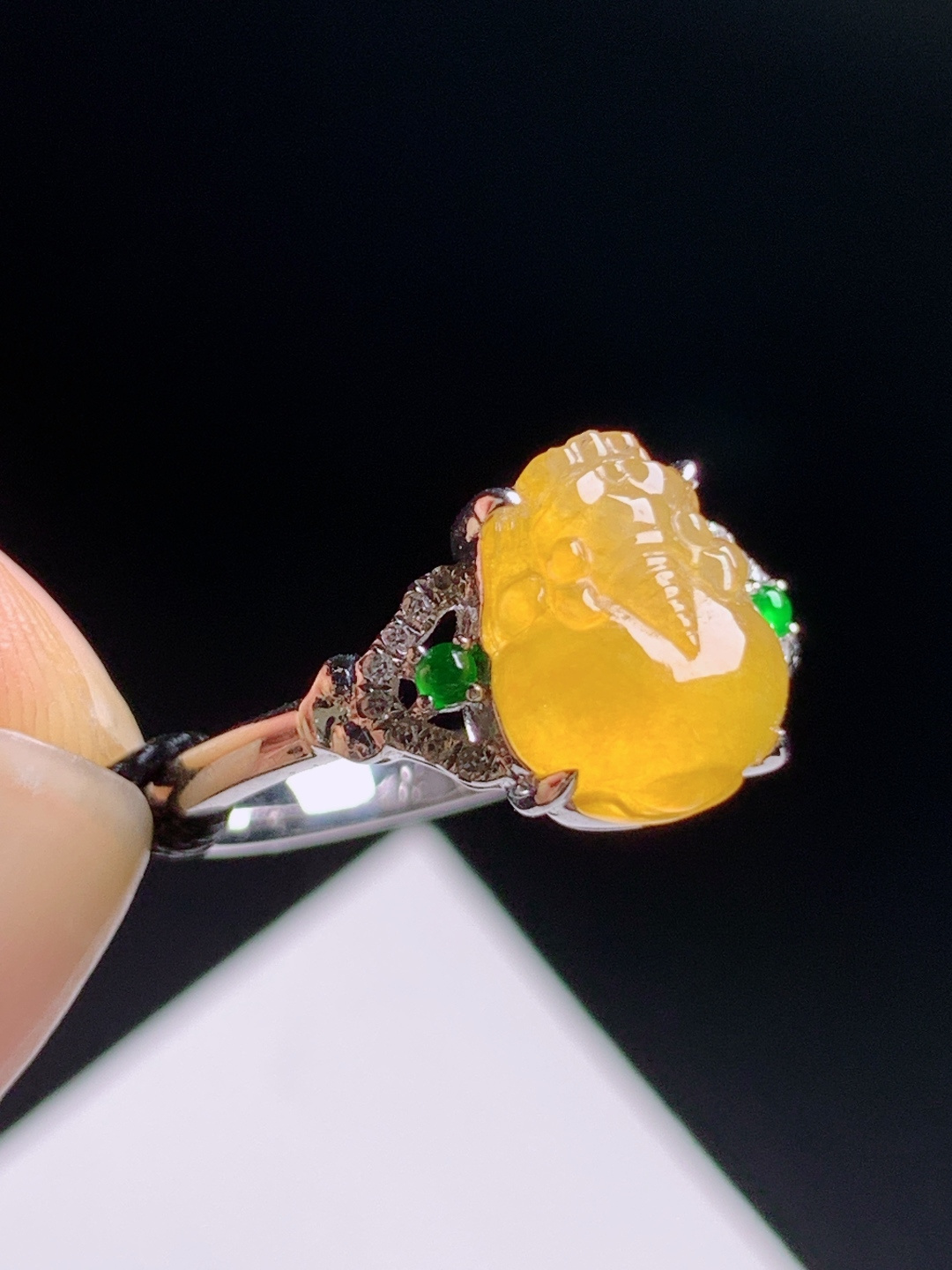 冰黄翡貔貅戒指，色泽明艳胶感十足，精工镶嵌招财纳福 裸石10.6-8.6-3.9 圈口15 9506