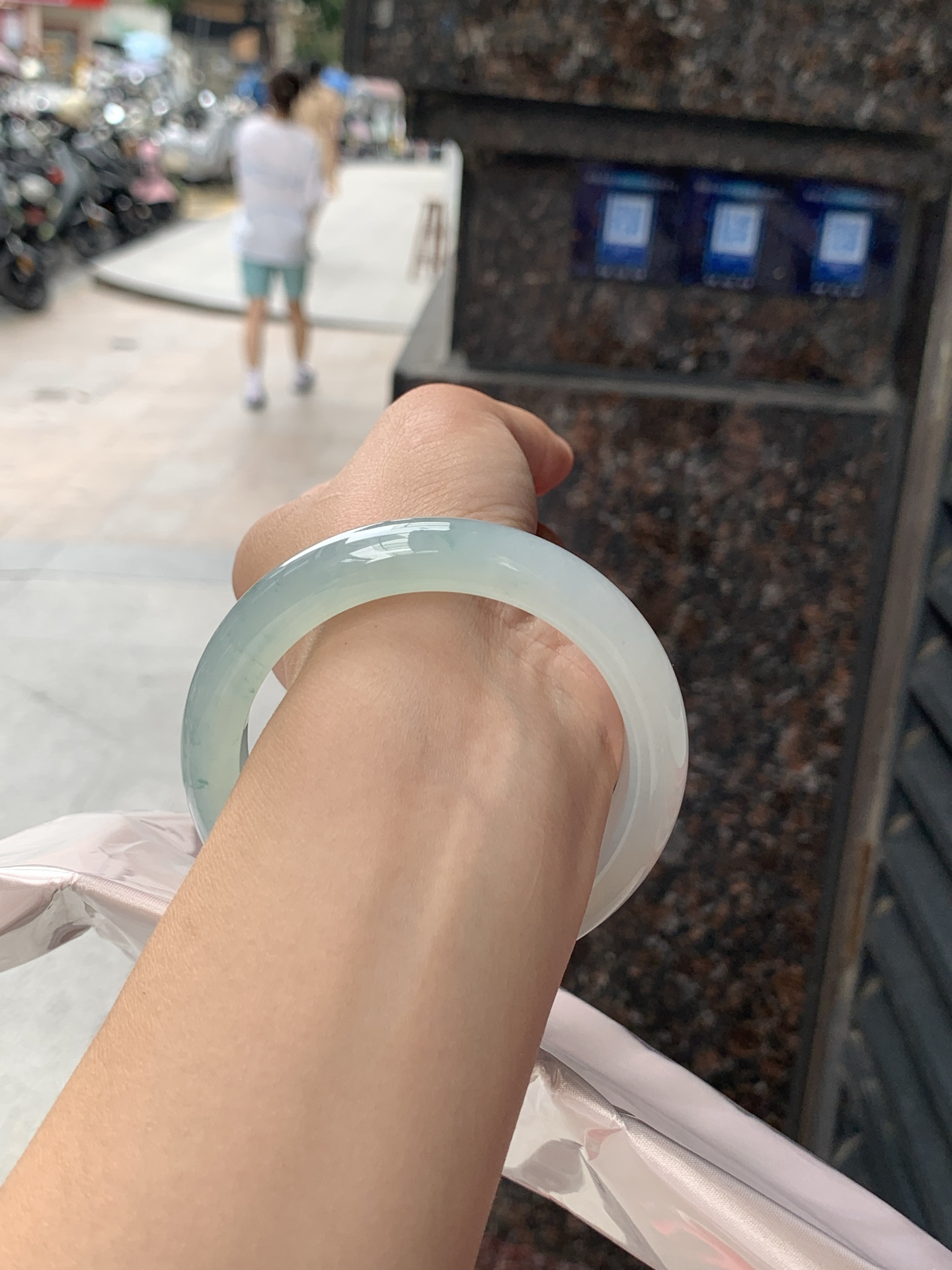 冰飘花正圈 57.3-11.6-9.2 0626-N1081 无裂，底妆冰透起光，冰底中开出了朵朵蓝花，飘花灵动飘逸，勾勒出一幅唯美诗意的山水意境画，古典优雅又秀气