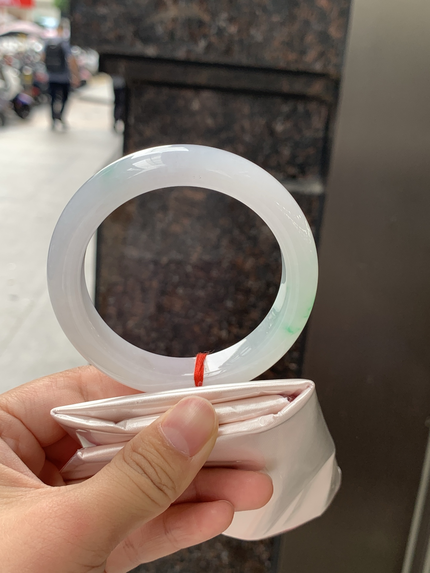 白底青正圈 56.1-12.2-9.4 0626-N1073-3 无裂，经典永不过时的白底青，白底细润干净，色阳种细，上手显白提气色，性比之选。