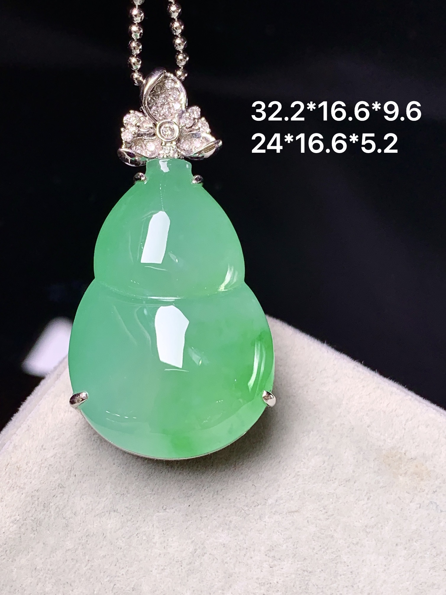 18k金钻镶嵌晴绿葫芦吊坠 玉质细腻 色泽艳丽清新 整体尺寸32.2*16.6*9.6 f1