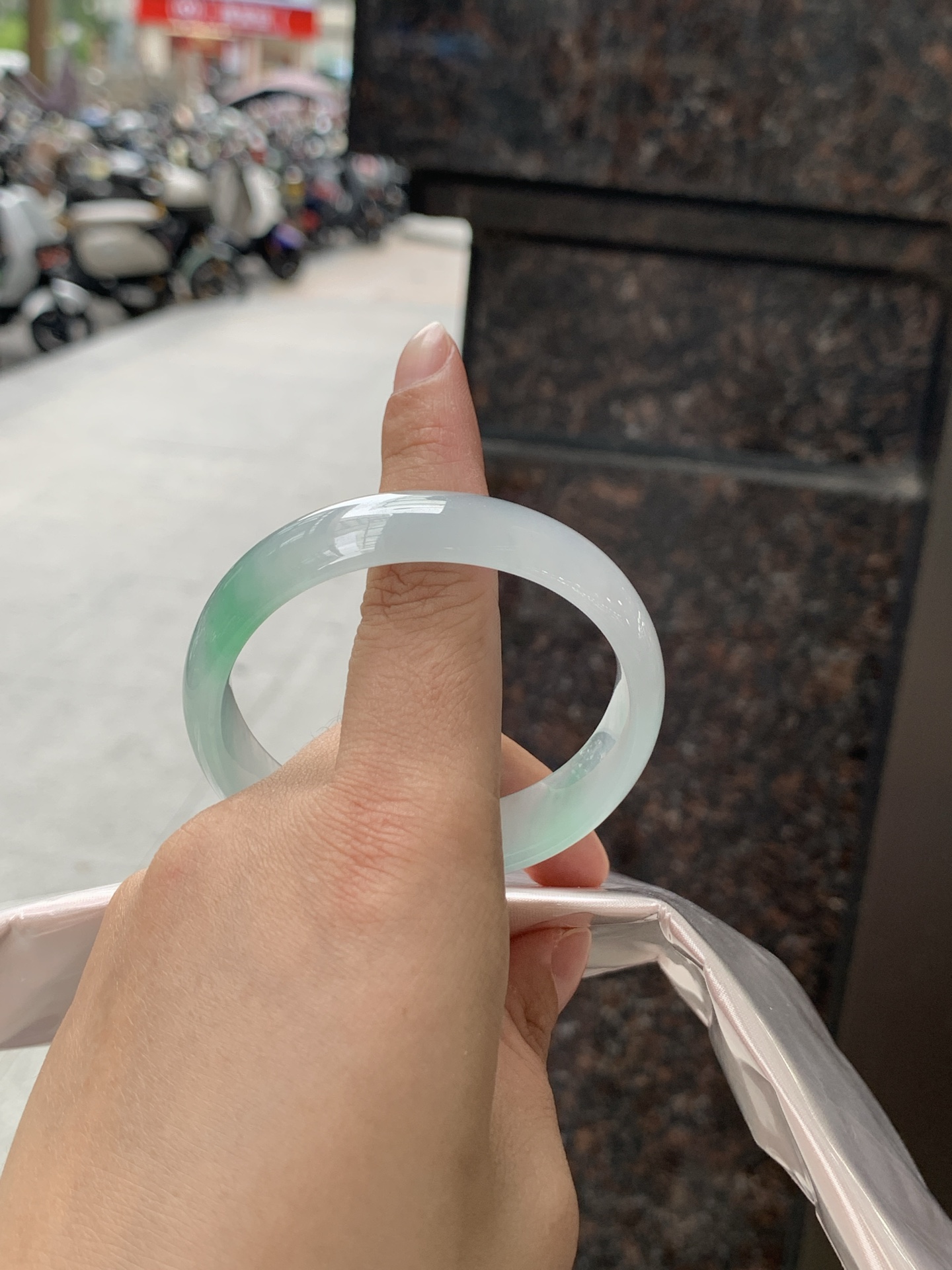 贵妃，底妆冰透胶润，干净细腻，简约却充满灵气，几朵绿花点缀，清新如芽，上有贵气优雅