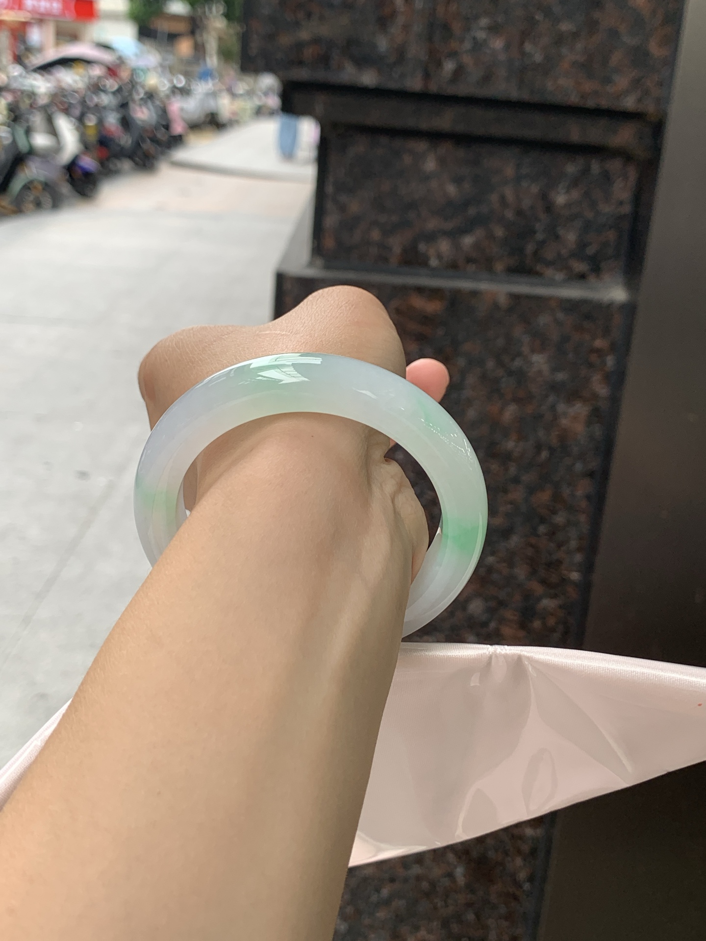 白底青正圈 53.2-12.1-9 0626-N1073-2，经典永不过时的白底青，白底细润干净，色阳种细，上手显白提气色，性比之选。