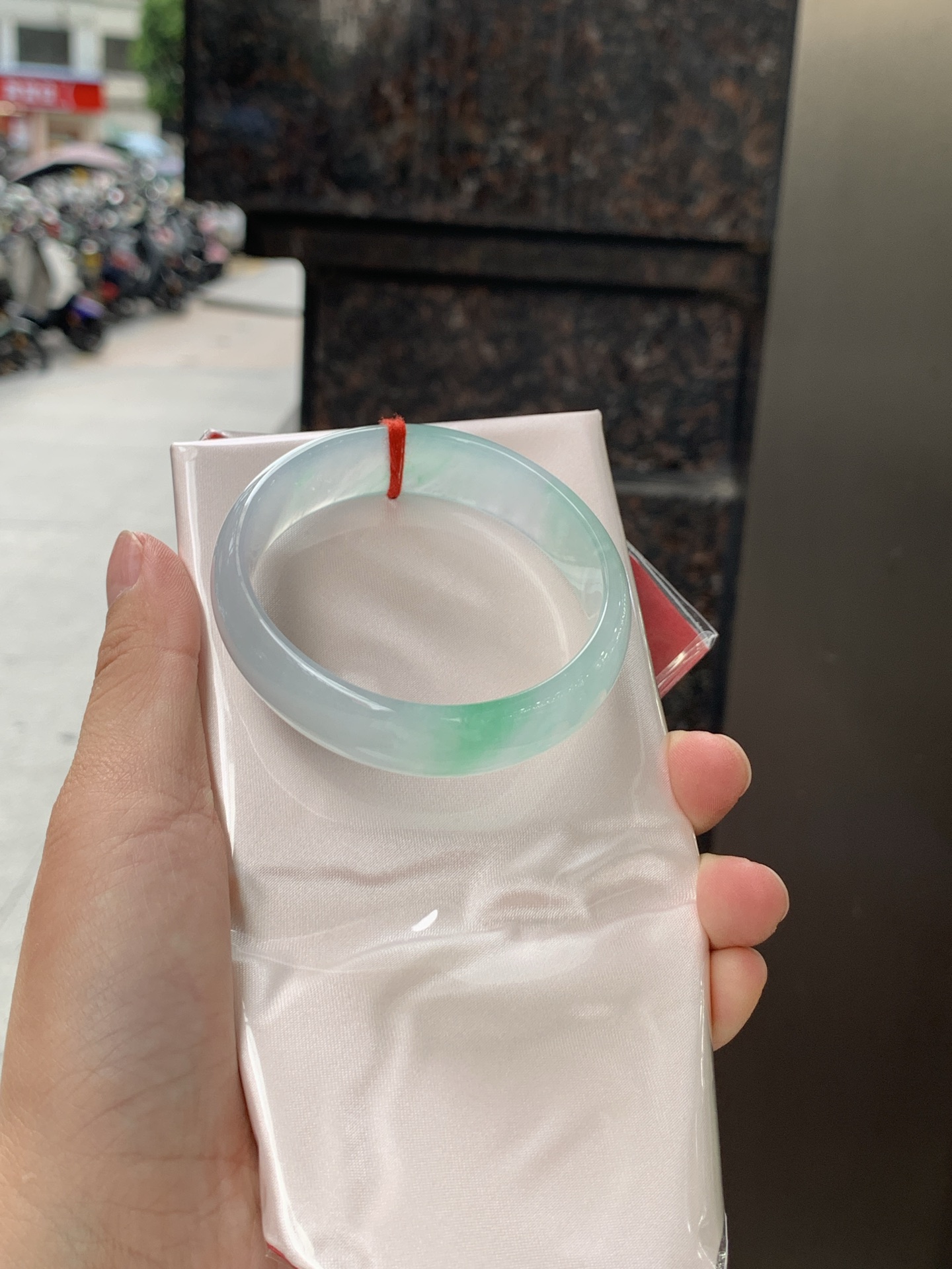 贵妃，底妆冰透胶润，干净细腻，简约却充满灵气，几朵绿花点缀，清新如芽，上有贵气优雅
