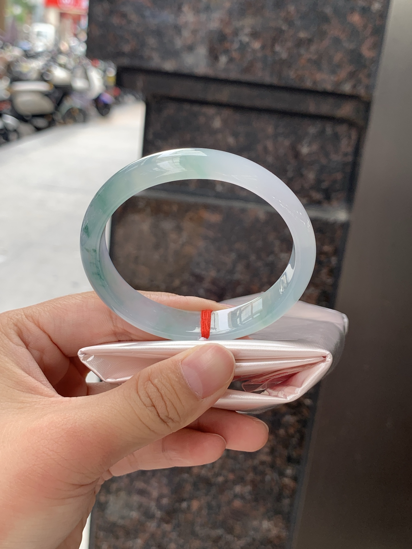 冰飘花贵妃 55.7-49-13-6 0626-N1078 无裂，底妆冰润细腻，飘花灵动飘逸，勾勒出一幅唯美诗意的山水意境画，古典优雅又秀气