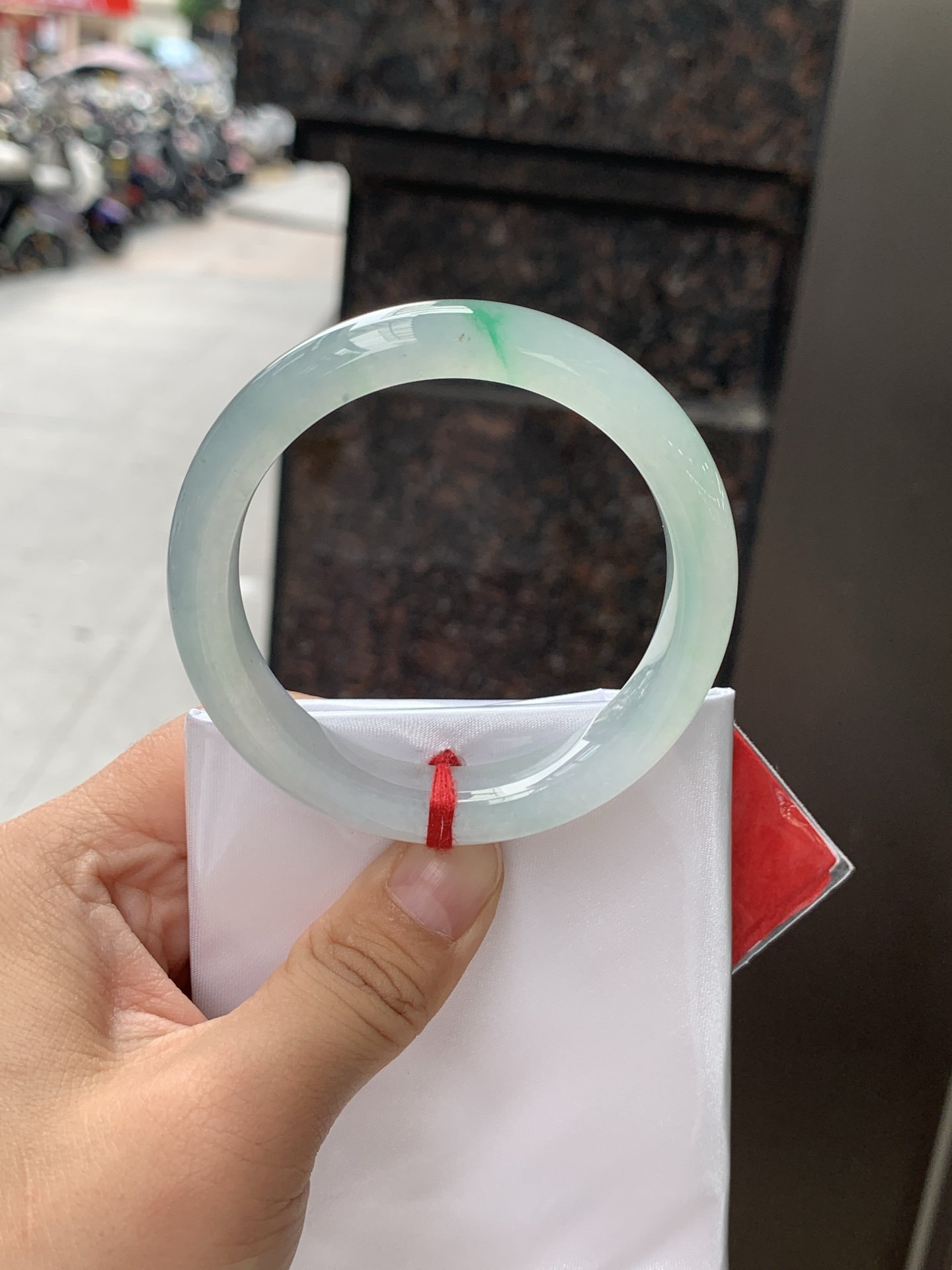 冰阳绿正圈 54-11.5-8 0626-N1070 无裂，打灯棉线，底妆冰透胶润，一抹阳绿花色像春芽，从水润如晨露的底子蹦跳而出，将春日的灵动生机凝于手镯中，戴上她，清水芙蓉般的清新感自然晕染，每一次抬手，都似把盎然绿意融入生活。