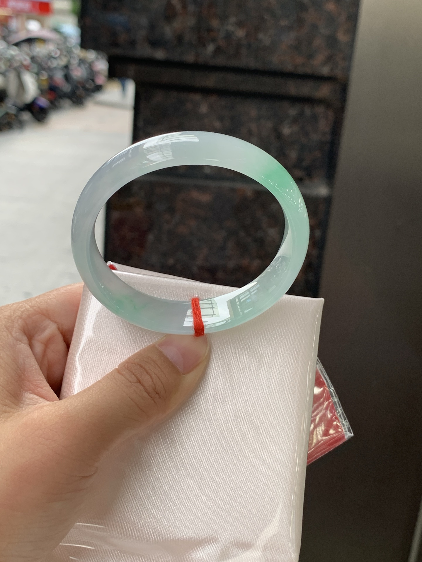 贵妃，底妆冰透胶润，干净细腻，简约却充满灵气，几朵绿花点缀，清新如芽，上有贵气优雅