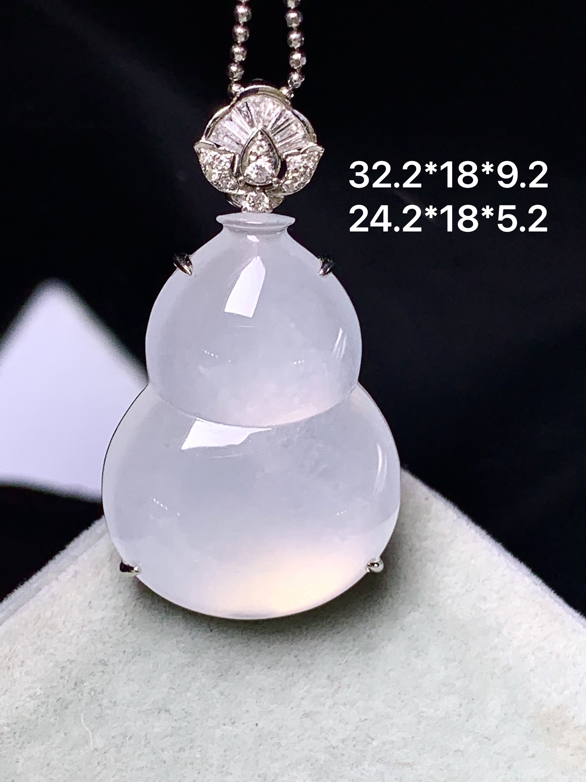 18k金钻镶嵌冰种葫芦吊坠 玉质细腻 色泽艳丽清新 整体尺寸32.2*18*9.2 j6