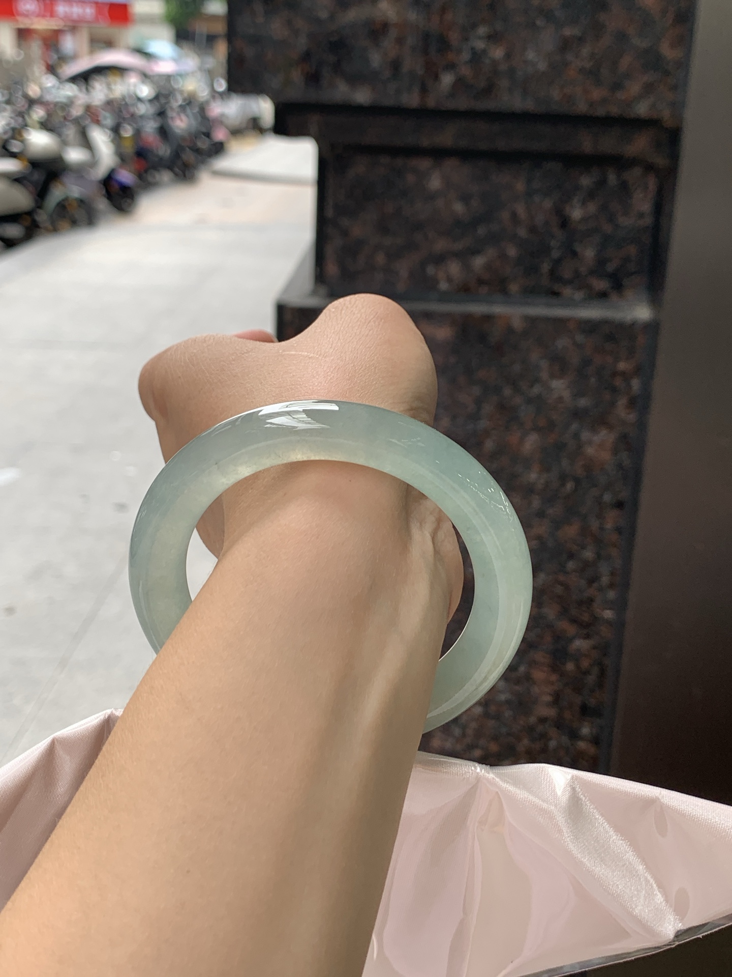 湖水绿圆条 57.2-10.8-11 0626-N1067 打灯细棉纹，底妆干净细腻，满圈湖水绿底色晕染，如同青黛色晕染如江南烟雨