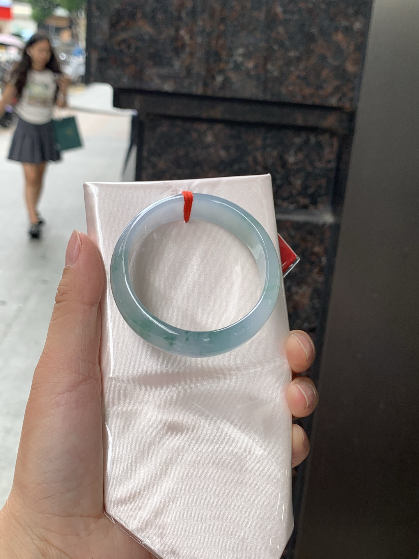 冰飘花贵妃 55.7-49-13-6 0626-N1078 无裂，底妆冰润细腻，飘花灵动飘逸，勾勒出一幅唯美诗意的山水意境画，古典优雅又秀气