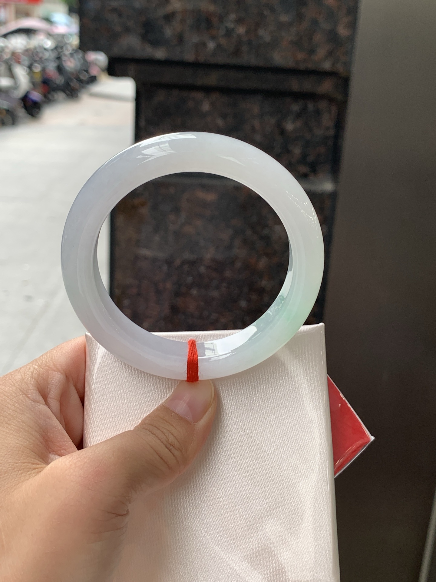 白底青正圈 56.1-12.2-9.4 0626-N1073-3 无裂，经典永不过时的白底青，白底细润干净，色阳种细，上手显白提气色，性比之选。