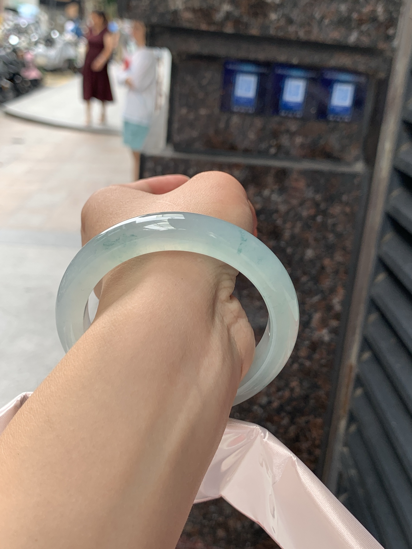 冰飘花正圈 57.3-11.6-9.2 0626-N1081 无裂，底妆冰透起光，冰底中开出了朵朵蓝花，飘花灵动飘逸，勾勒出一幅唯美诗意的山水意境画，古典优雅又秀气