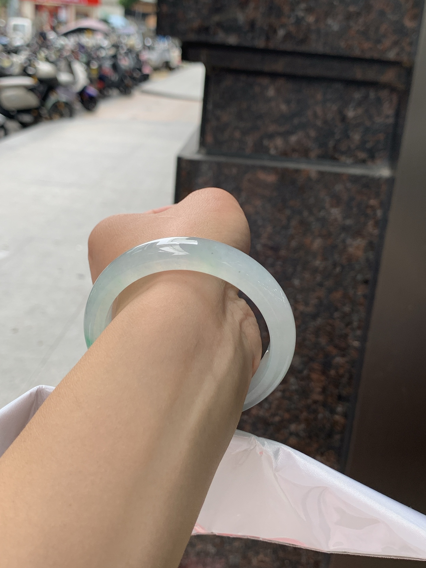 冰阳绿正圈 54-11.5-8 0626-N1070 无裂，打灯棉线，底妆冰透胶润，一抹阳绿花色像春芽，从水润如晨露的底子蹦跳而出，将春日的灵动生机凝于手镯中，戴上她，清水芙蓉般的清新感自然晕染，每一次抬手，都似把盎然绿意融入生活。