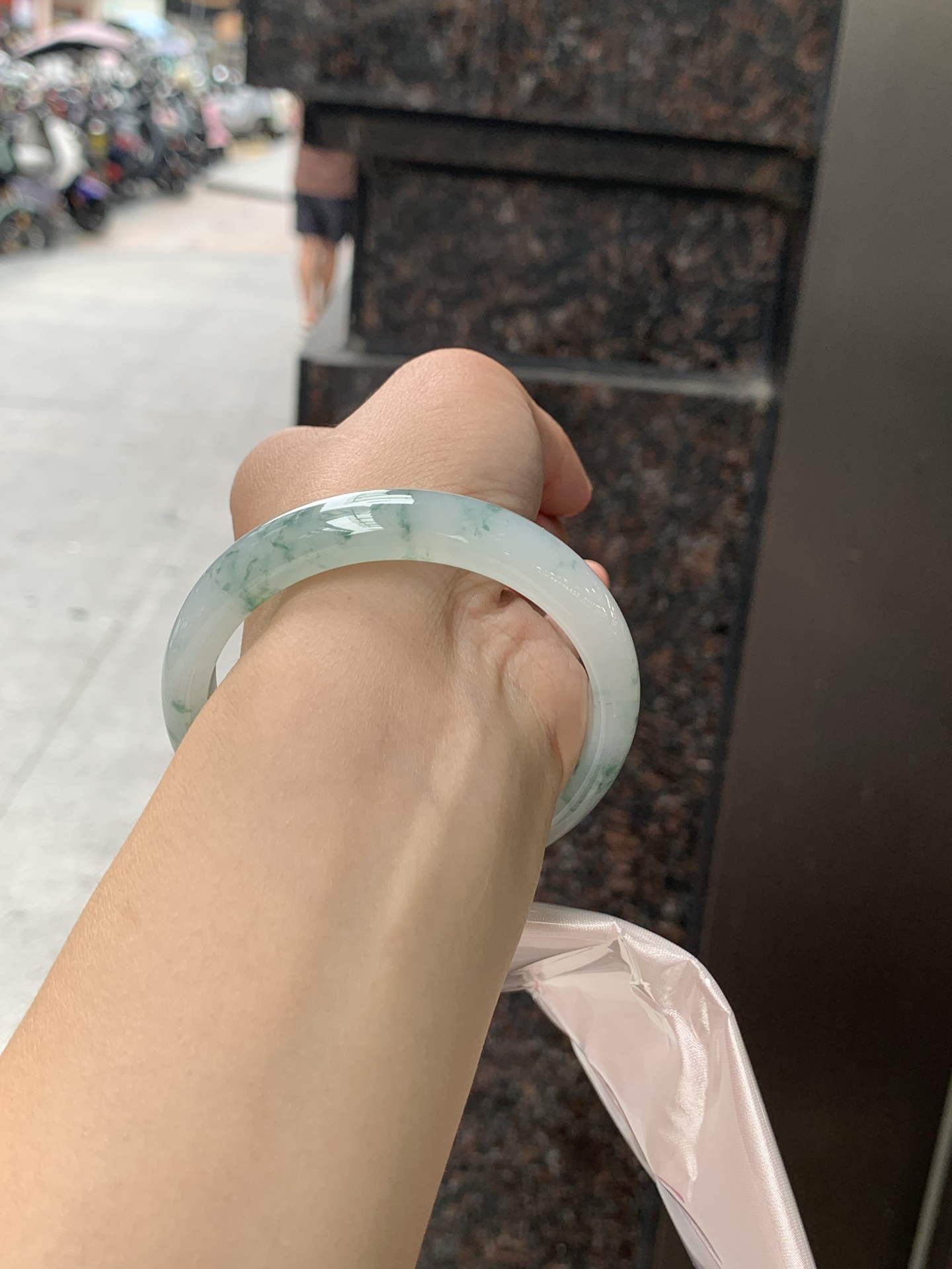 冰飘花正圈 55.8-11.8-7 0626-N1076 无裂，底妆冰透起光，冰底中开出了朵朵蓝花，飘花灵动飘逸，勾勒出一幅唯美诗意的山水意境画，古典优雅又秀气