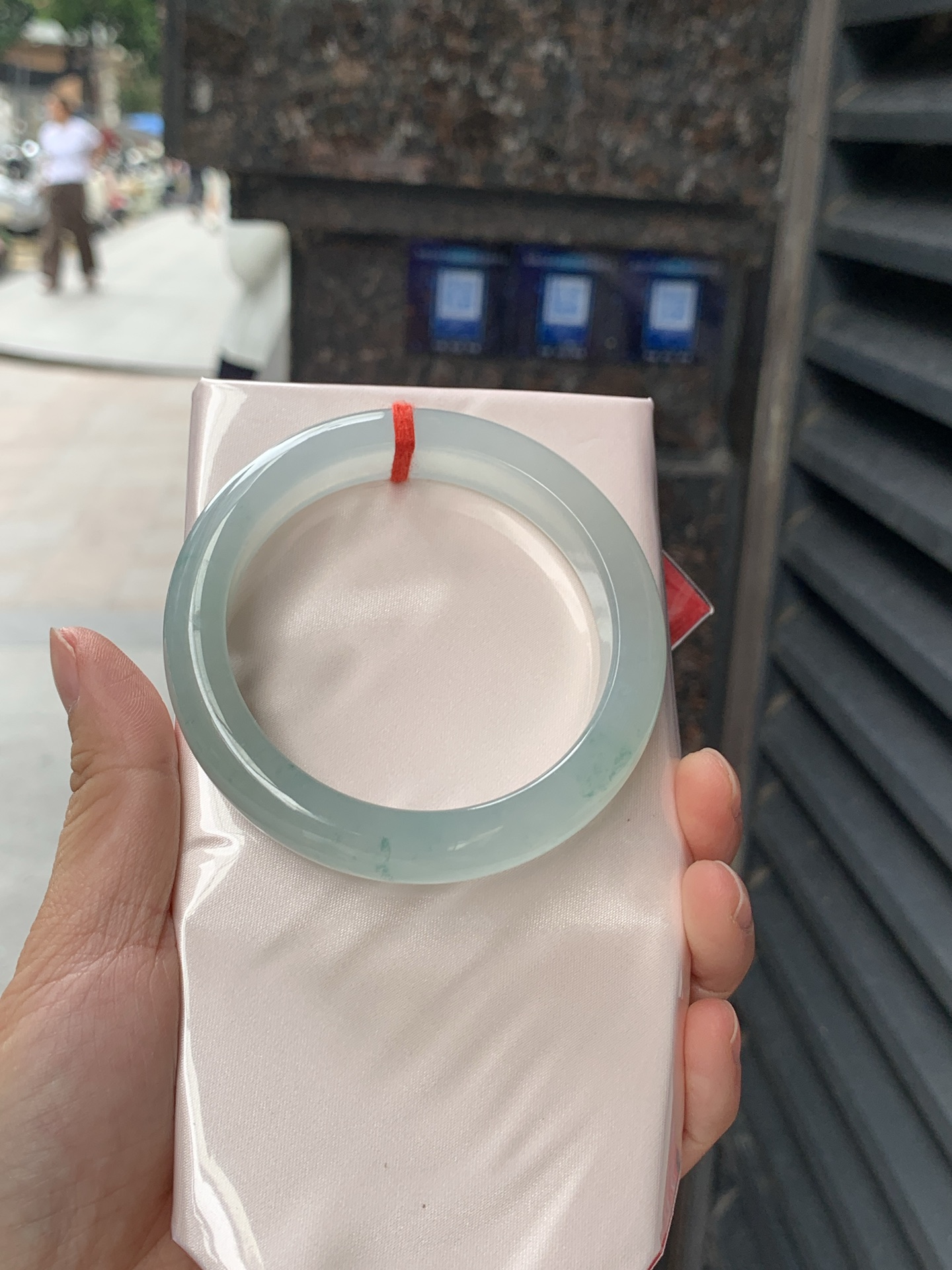 冰飘花正圈 57.3-11.6-9.2 0626-N1081 无裂，底妆冰透起光，冰底中开出了朵朵蓝花，飘花灵动飘逸，勾勒出一幅唯美诗意的山水意境画，古典优雅又秀气