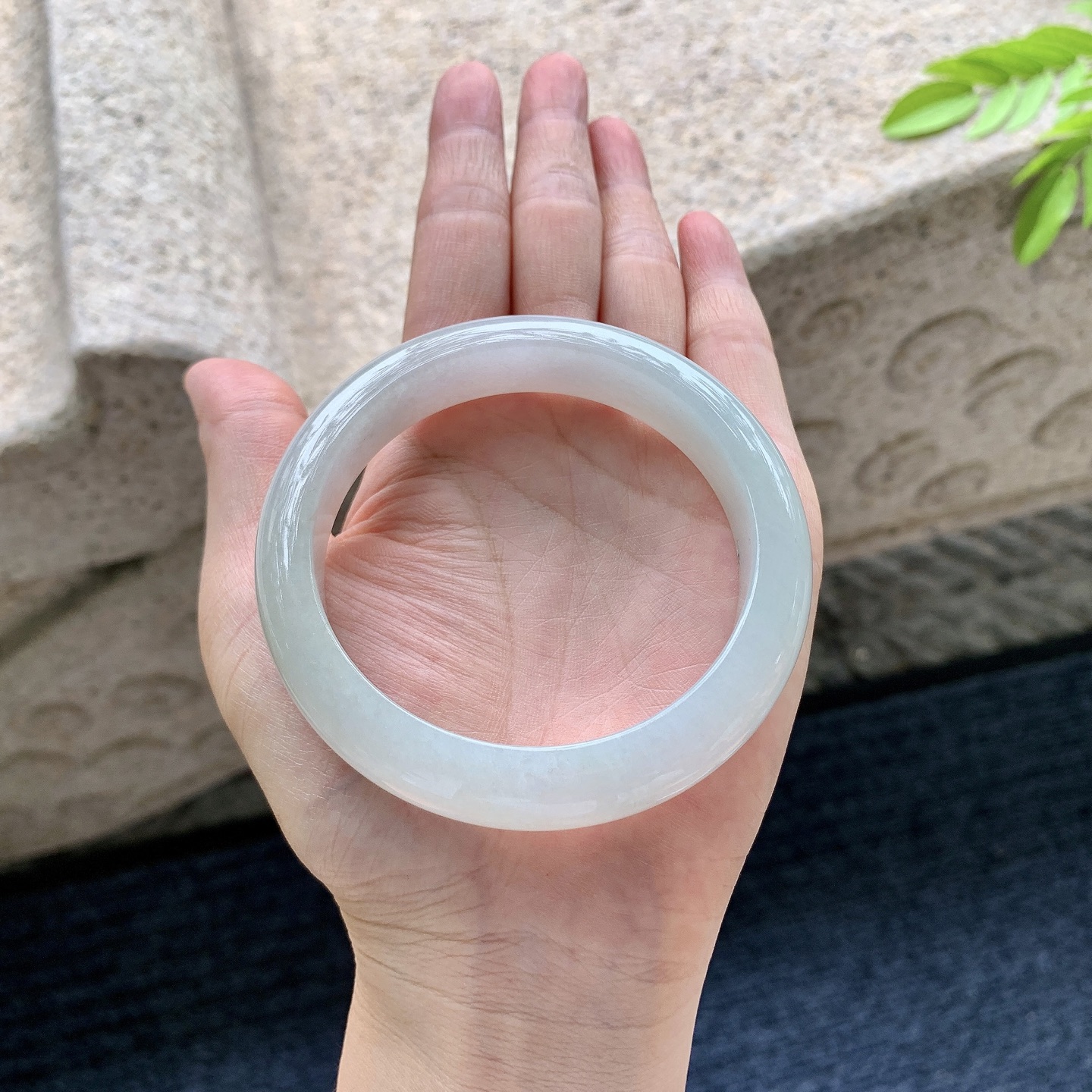 正圈58 59【圈口】58.5/12.6/9【编码】Y010815-1【描述】细糯底色，细腻，种老，无裂