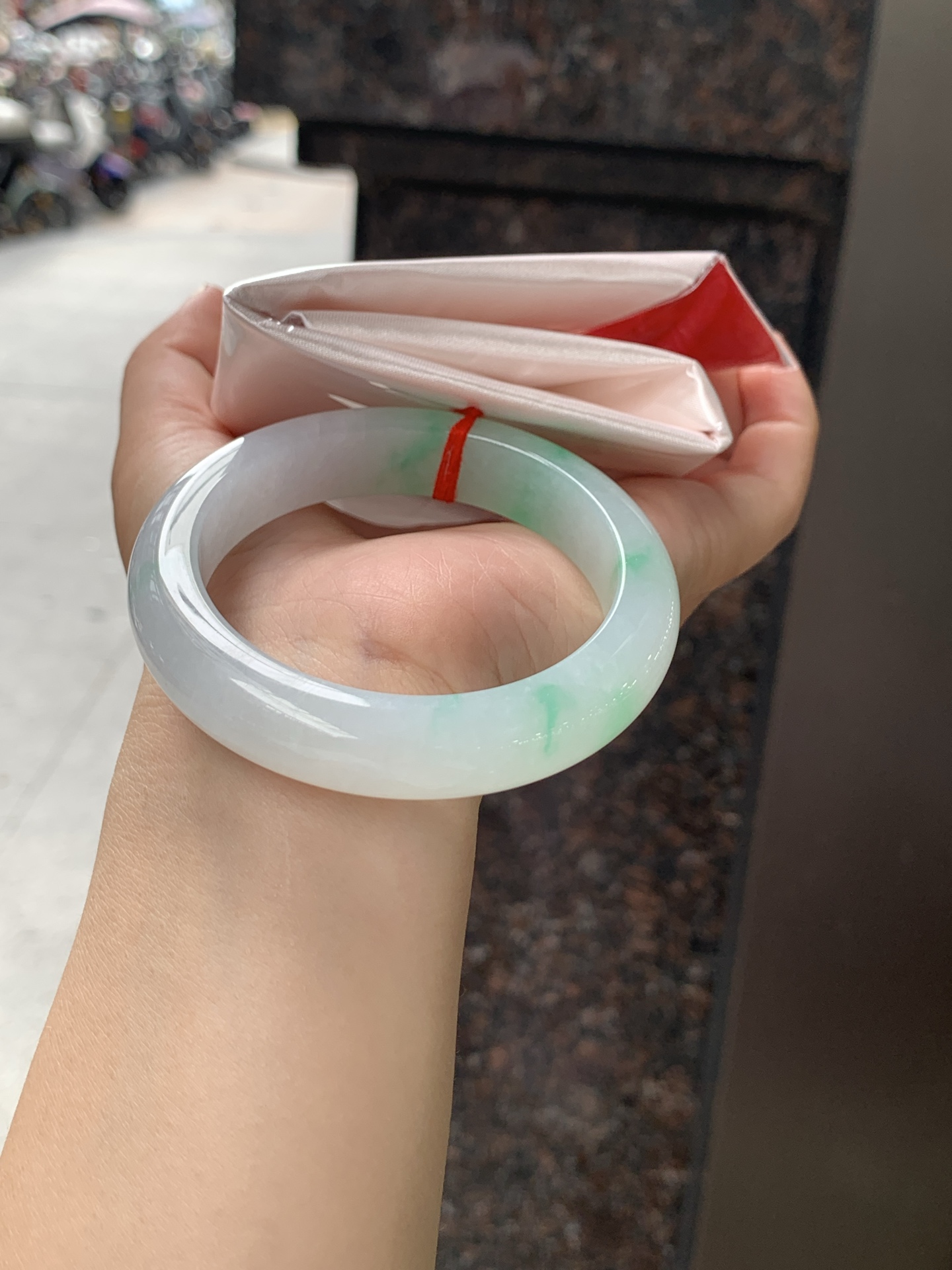 白底青正圈 0626-N1072-1 打灯棉纹，不影响，底妆细腻干净飘几抹阳绿花，清新淡雅，上手简单耐看。