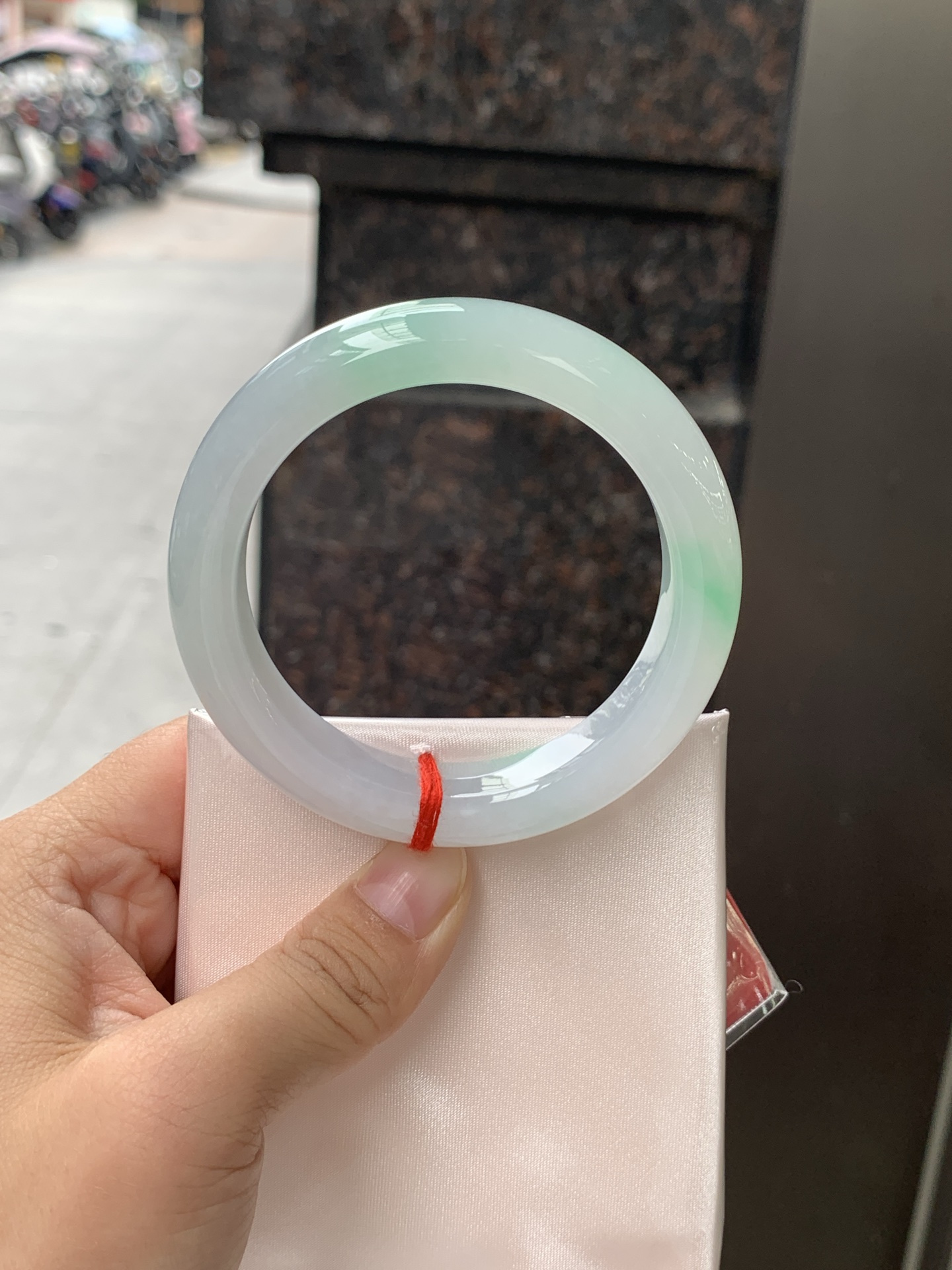 白底青正圈 53.2-12.1-9 0626-N1073-2，经典永不过时的白底青，白底细润干净，色阳种细，上手显白提气色，性比之选。