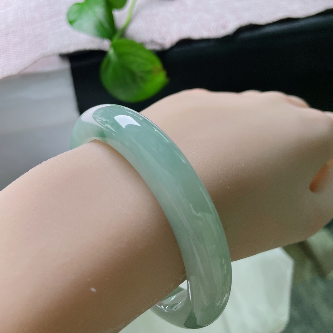 57.2/11.9/8.8，飘花正圈，无裂，凉润冰底飘翠，是独属于盛夏的清雅配饰。ss55305a