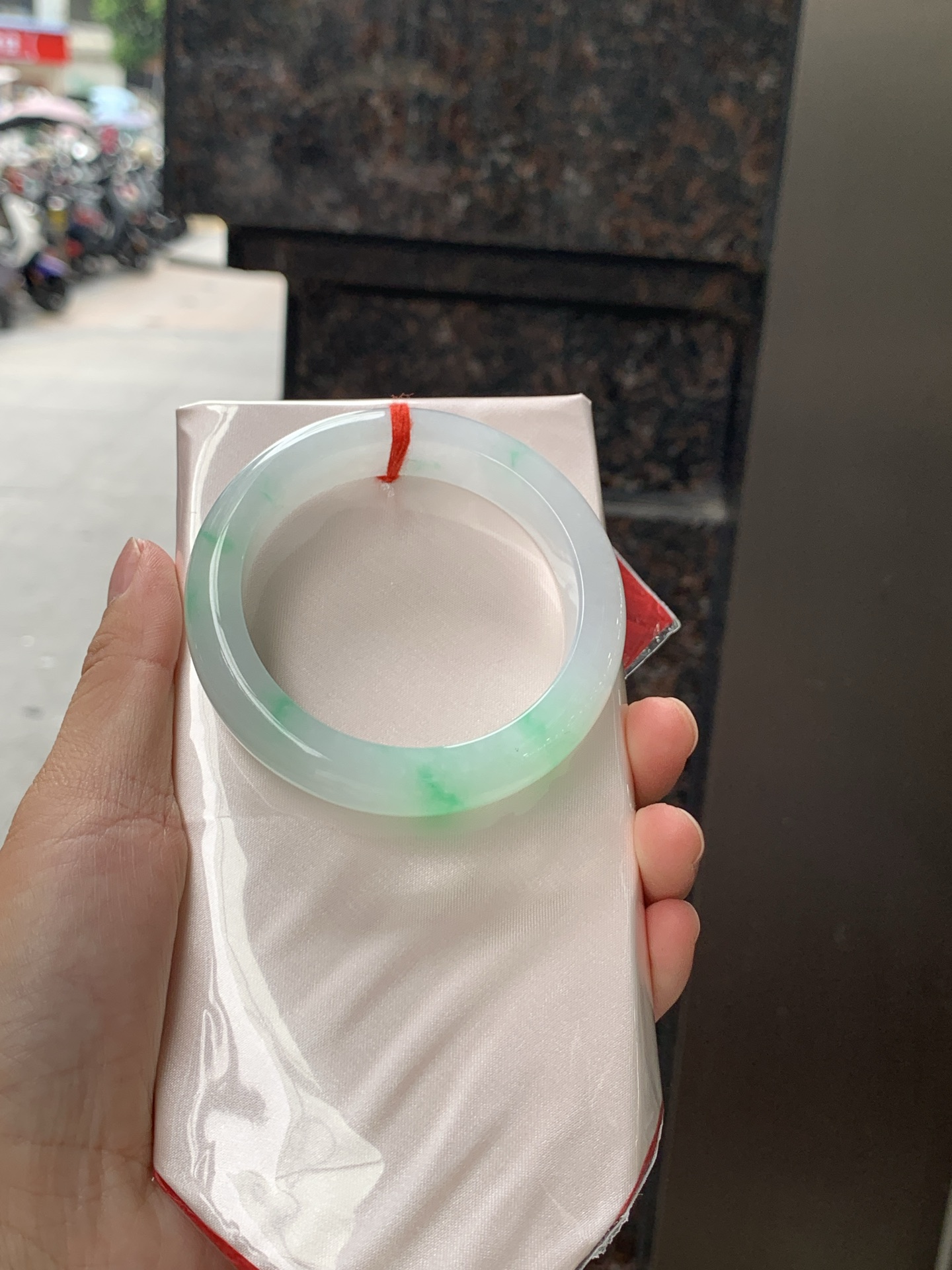 白底青正圈 0626-N1072-1 打灯棉纹，不影响，底妆细腻干净飘几抹阳绿花，清新淡雅，上手简单耐看。