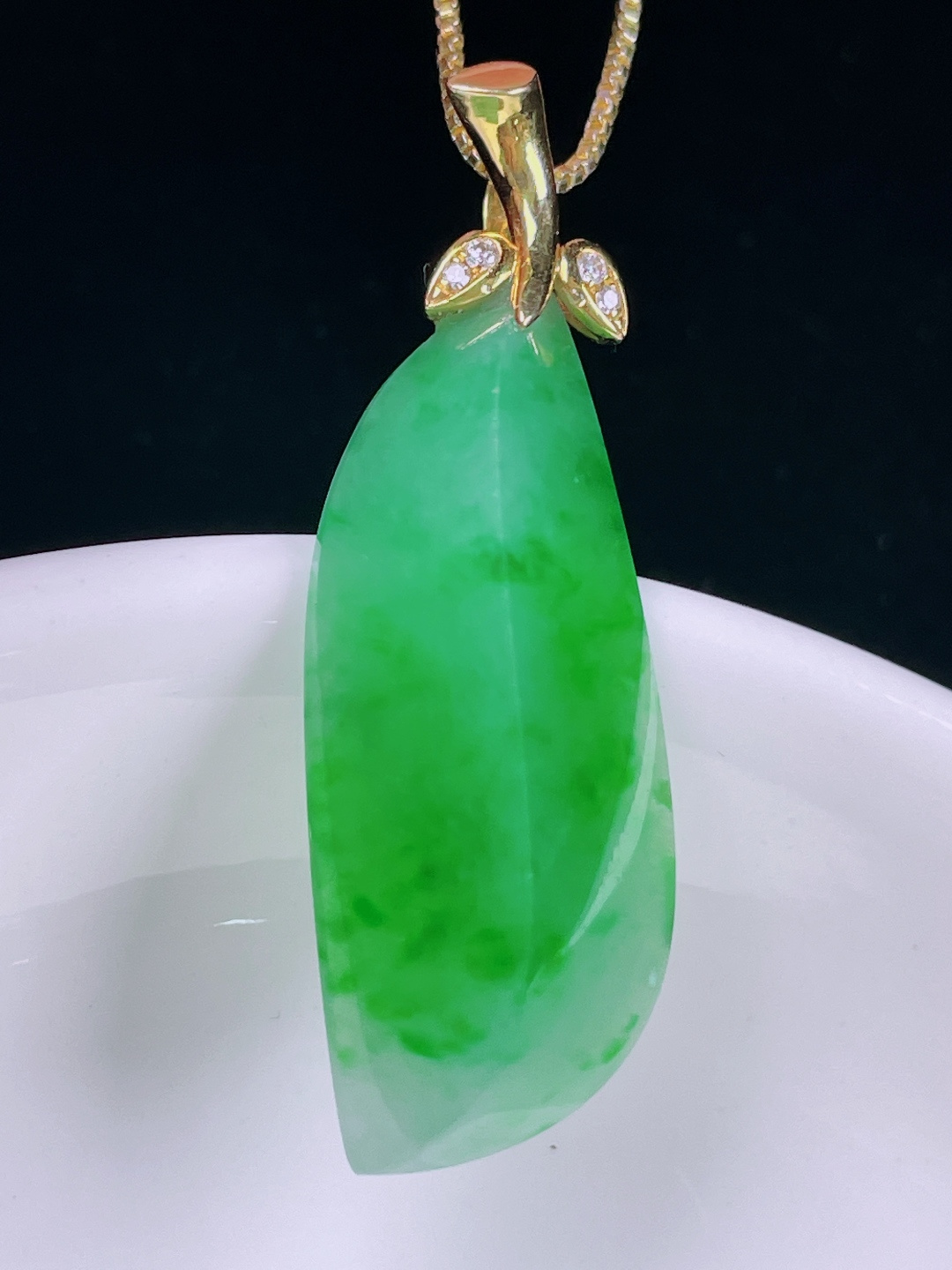 冰绿随形，老种起光，细底通透，尺寸：39裸石33/13.3/7.8mm0626