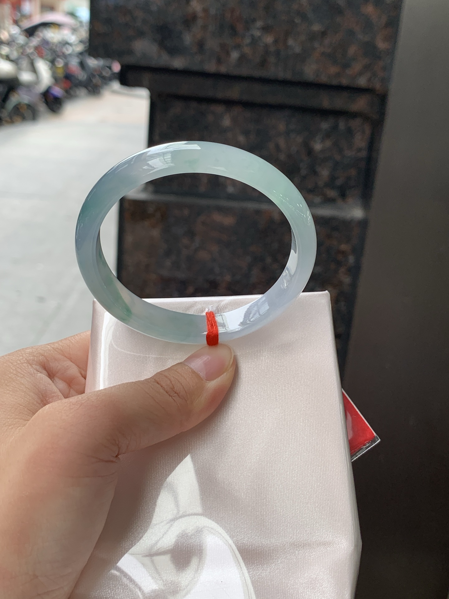 冰飘花贵妃 55.7-49-13-6 0626-N1078 无裂，底妆冰润细腻，飘花灵动飘逸，勾勒出一幅唯美诗意的山水意境画，古典优雅又秀气