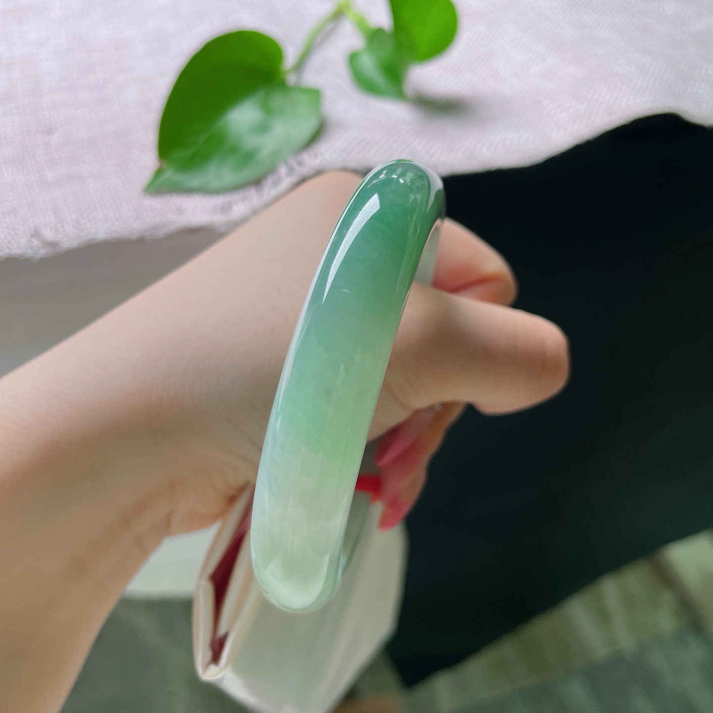 56.2/12.3/8.6，绿底正圈，水润，质地温润细腻，温馨宜人，洒乌鸡，无裂，ss54939a