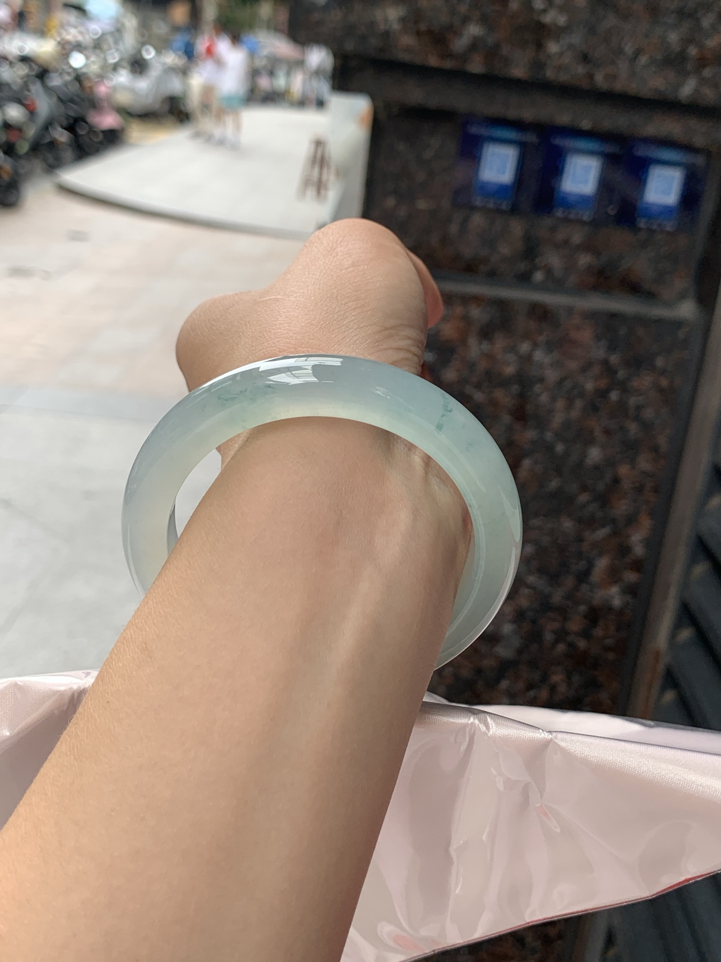 冰飘花正圈 57.3-11.6-9.2 0626-N1081 无裂，底妆冰透起光，冰底中开出了朵朵蓝花，飘花灵动飘逸，勾勒出一幅唯美诗意的山水意境画，古典优雅又秀气