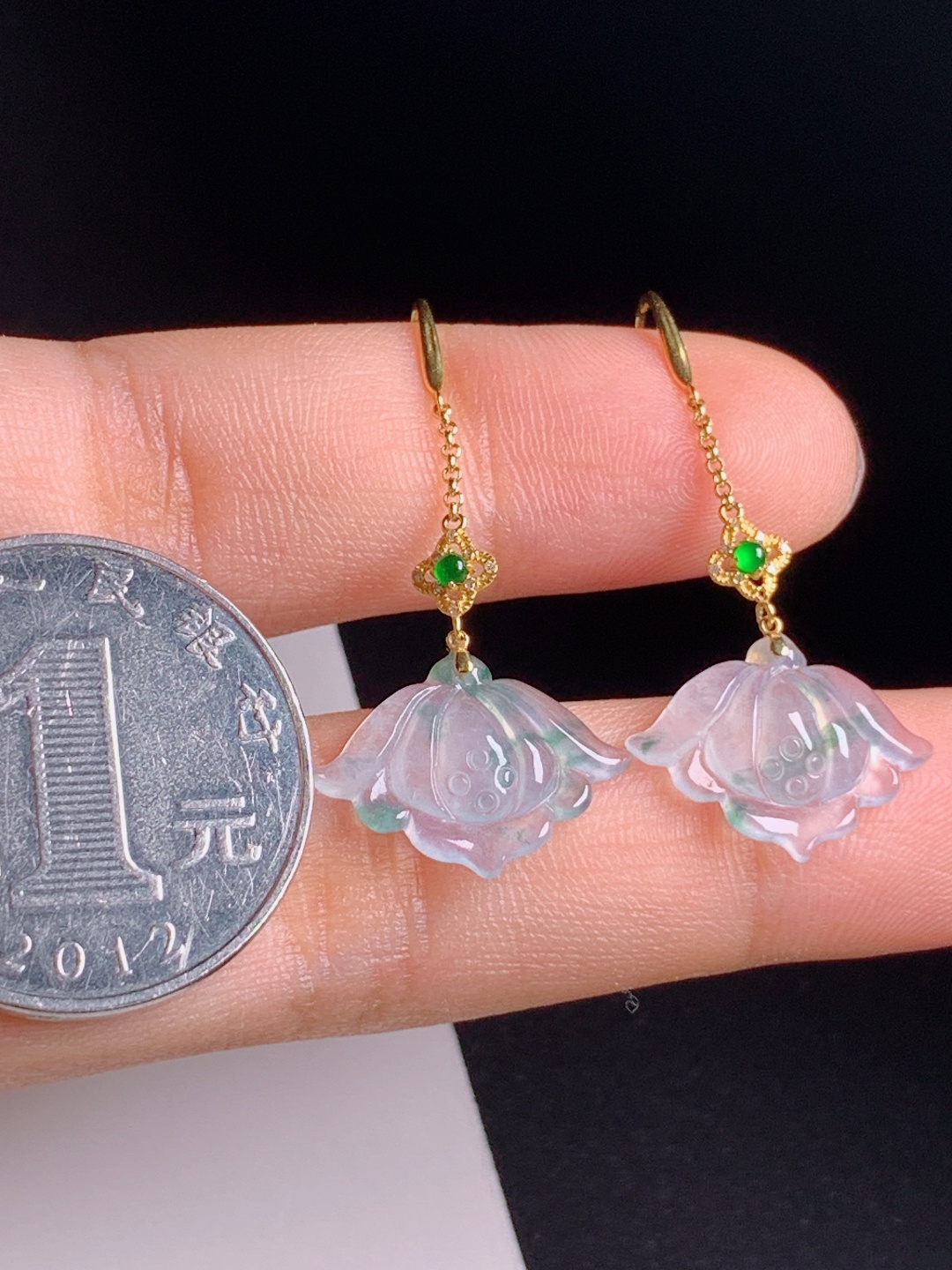 冰种飘花莲花耳坠，冰透起光雕工精致，和和美美清雅脱俗