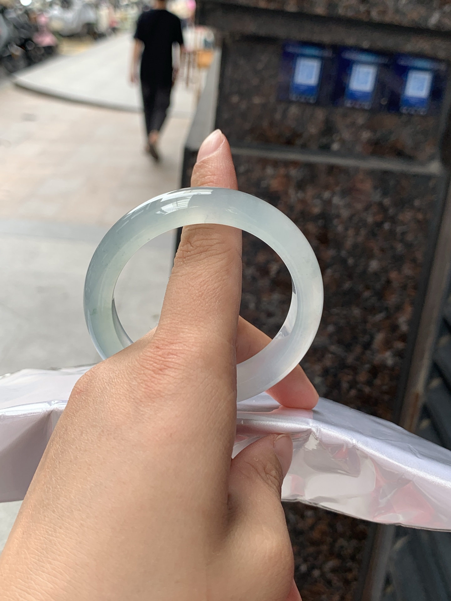 冰晴正圈 51.7-12.2-8.2 0626-N1082 打灯裂纹，底妆胶润，满圈淡雅晴绿，像初春嫩芽落入清泉，均匀柔和，抬眼就是一片宁静感。