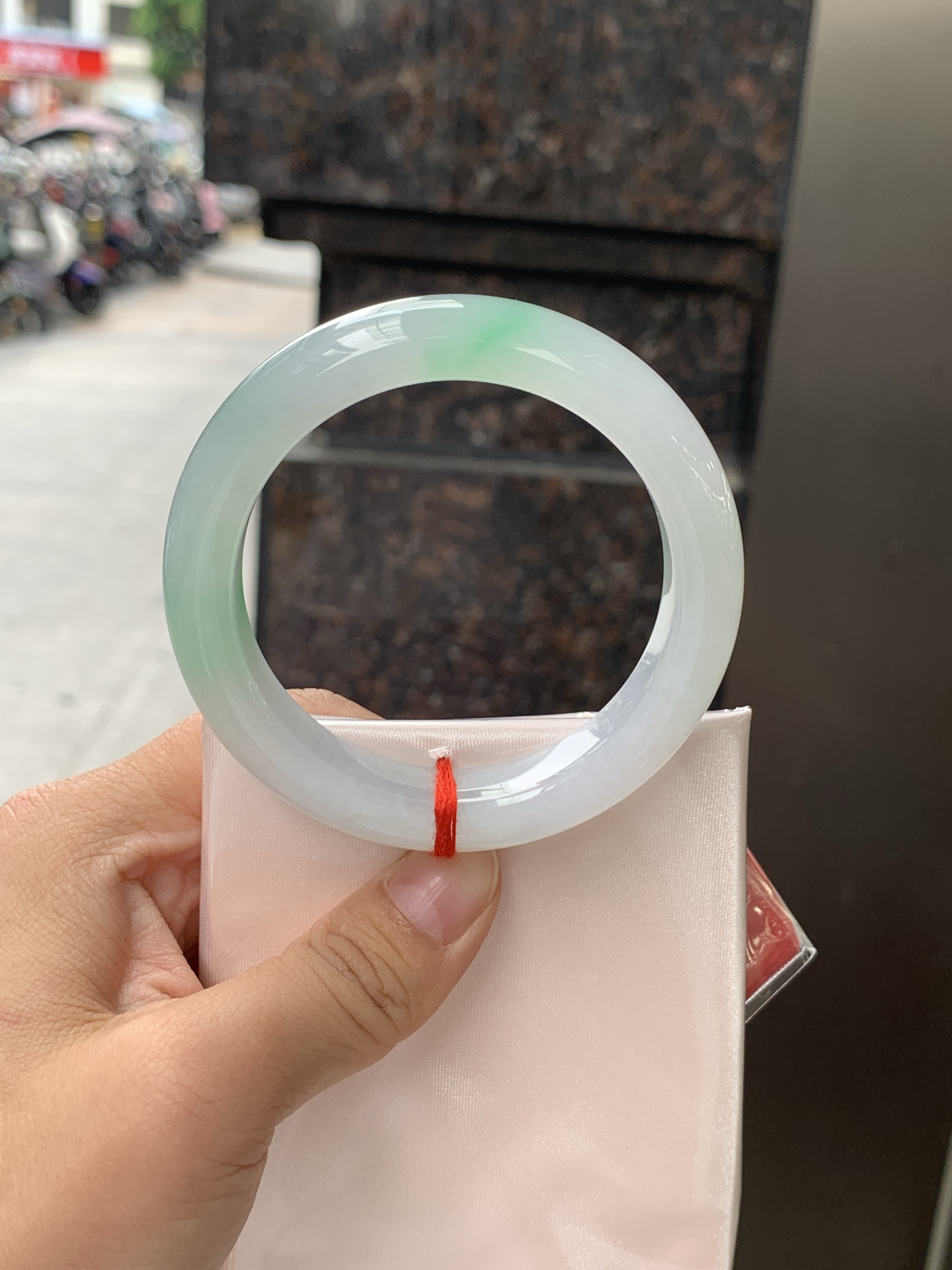 白底青正圈 53.2-12.1-9 0626-N1073-2，经典永不过时的白底青，白底细润干净，色阳种细，上手显白提气色，性比之选。