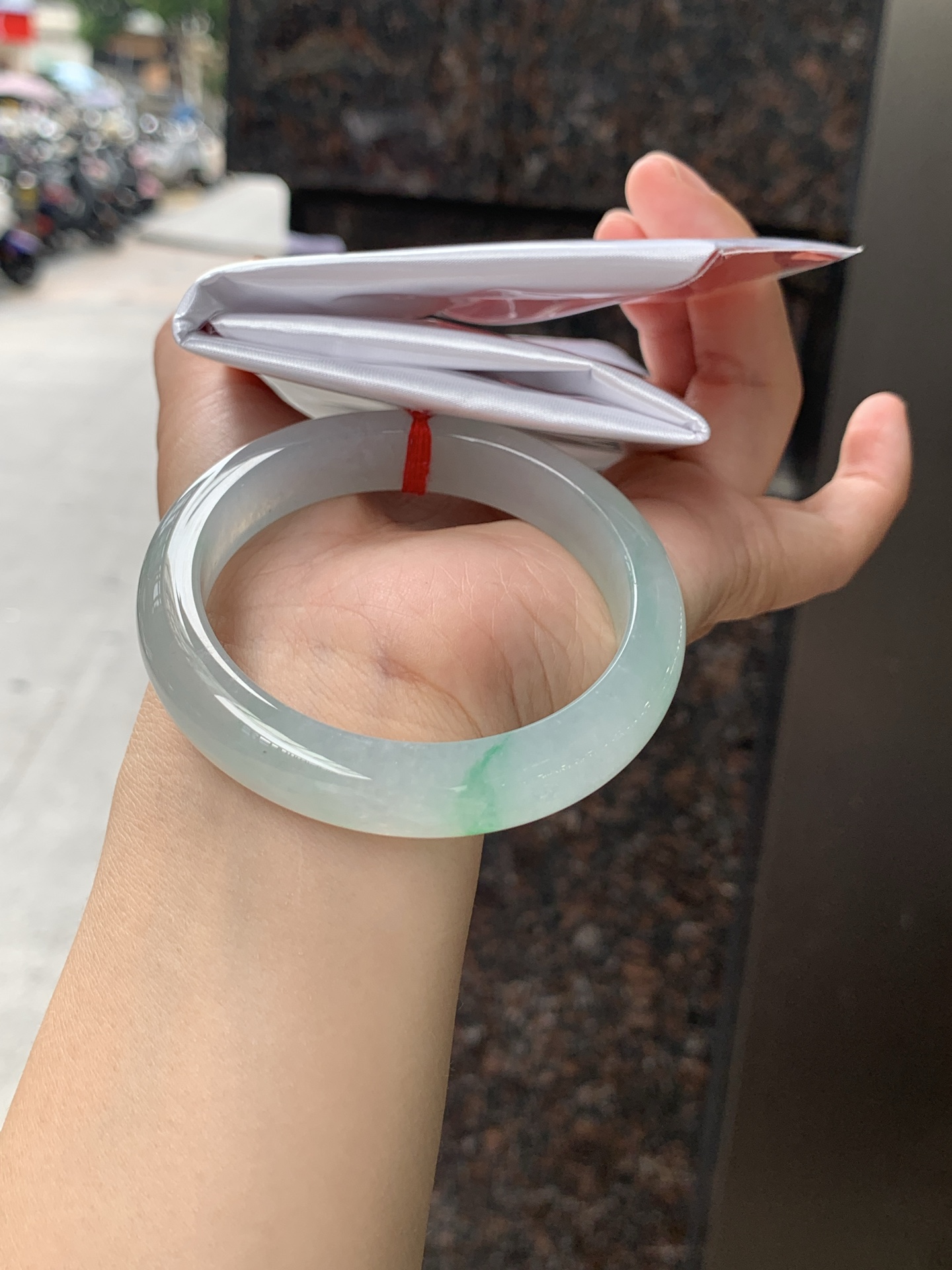 冰阳绿正圈 54-11.5-8 0626-N1070 无裂，打灯棉线，底妆冰透胶润，一抹阳绿花色像春芽，从水润如晨露的底子蹦跳而出，将春日的灵动生机凝于手镯中，戴上她，清水芙蓉般的清新感自然晕染，每一次抬手，都似把盎然绿意融入生活。