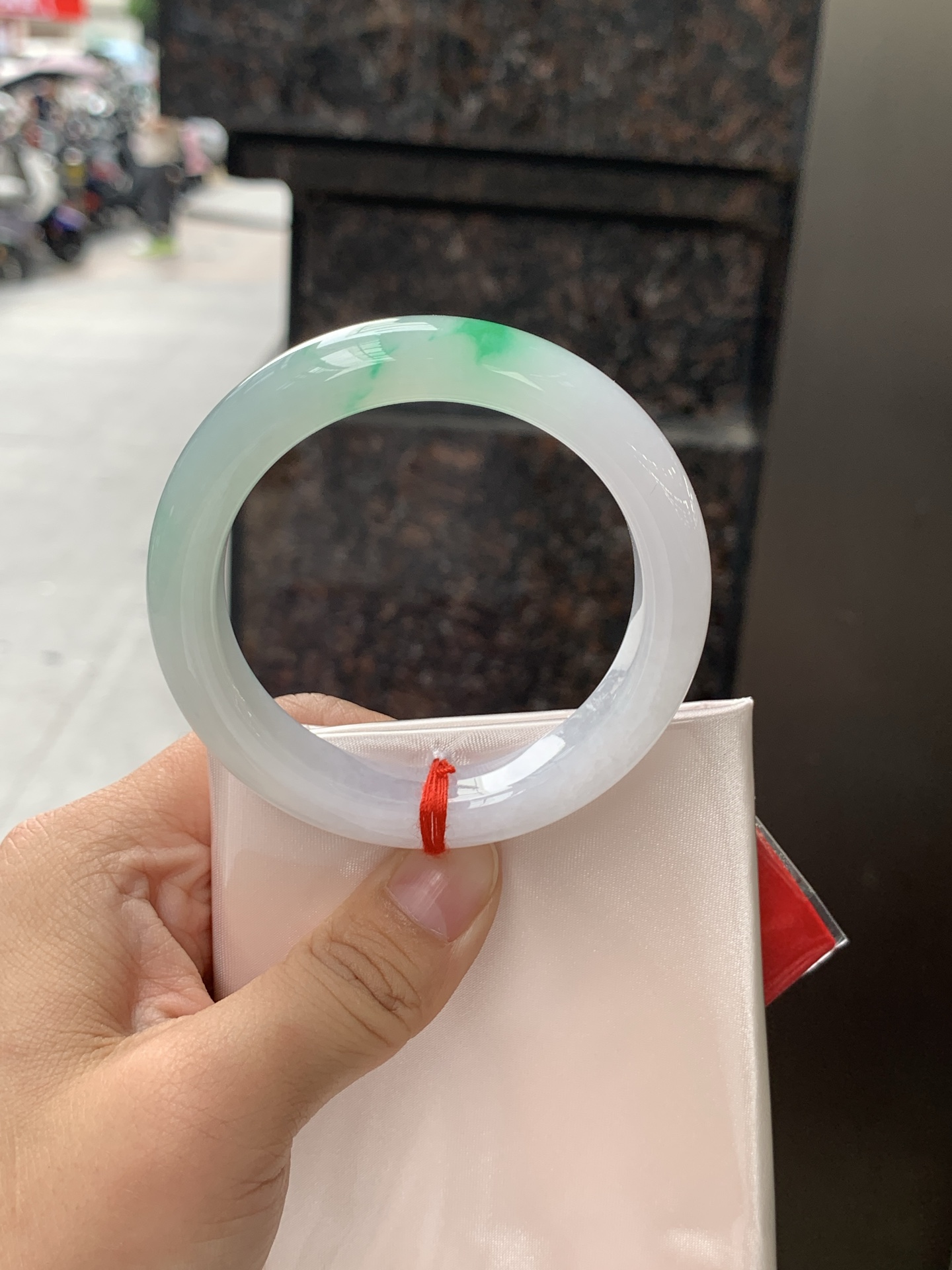 白底青正圈 0626-N1073-1 打灯棉纹，经典永不过时的白底青，白底细润干净，色阳种细，上手显白提气色，性比之选。