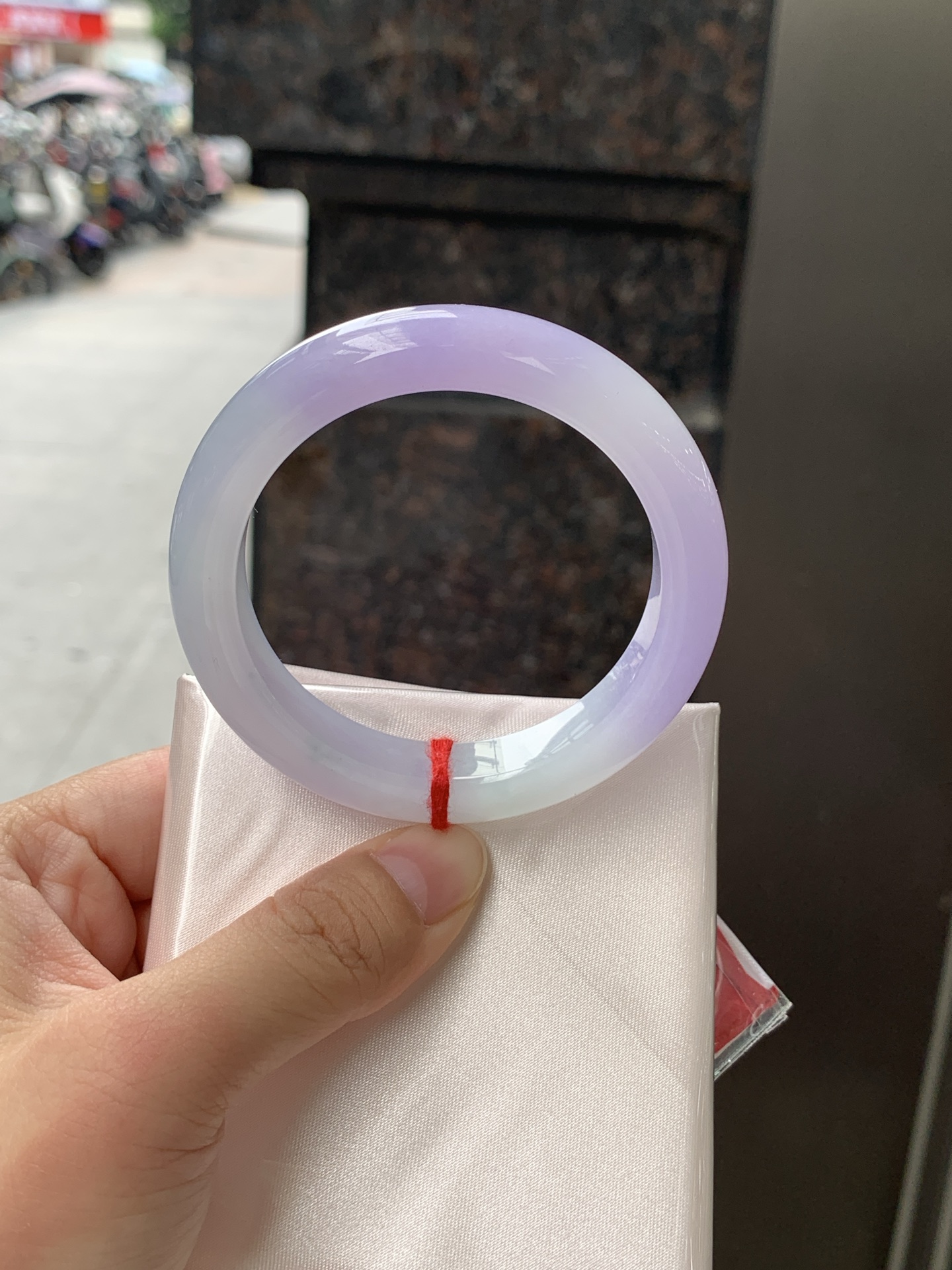 正圈 52.5-11.3-8.8 0626-N1066 无裂，底妆水润，渐变半山半水，吸睛抢眼，浪漫迷人，仙气飘飘，优雅高贵显气质，感满满，满满底色均匀不失色，不同光线不一样视觉感受