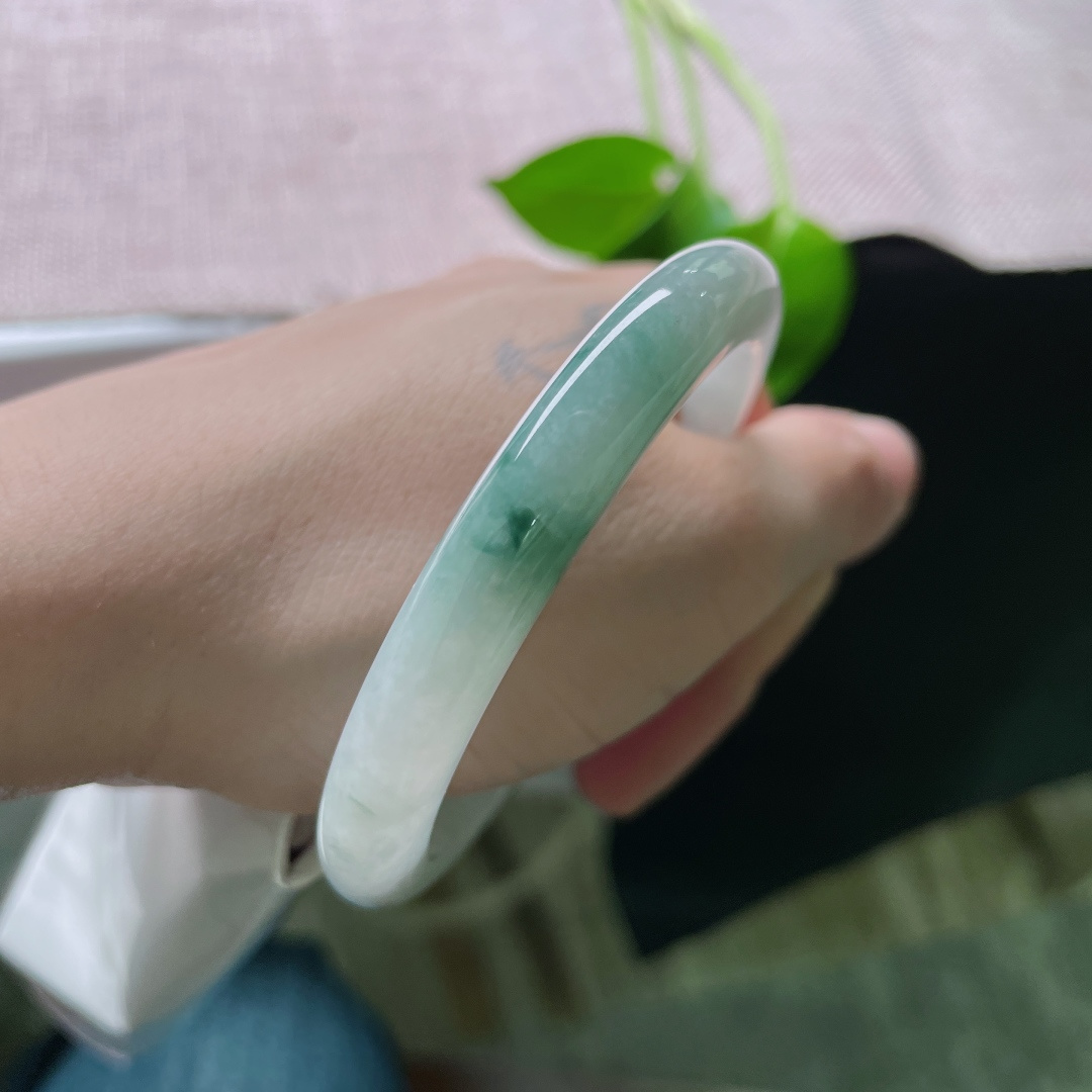 55.5/8.5/7.4，飘花正圈，牛奶底，条形秀气，上手斯文，有棉线，ss55375a