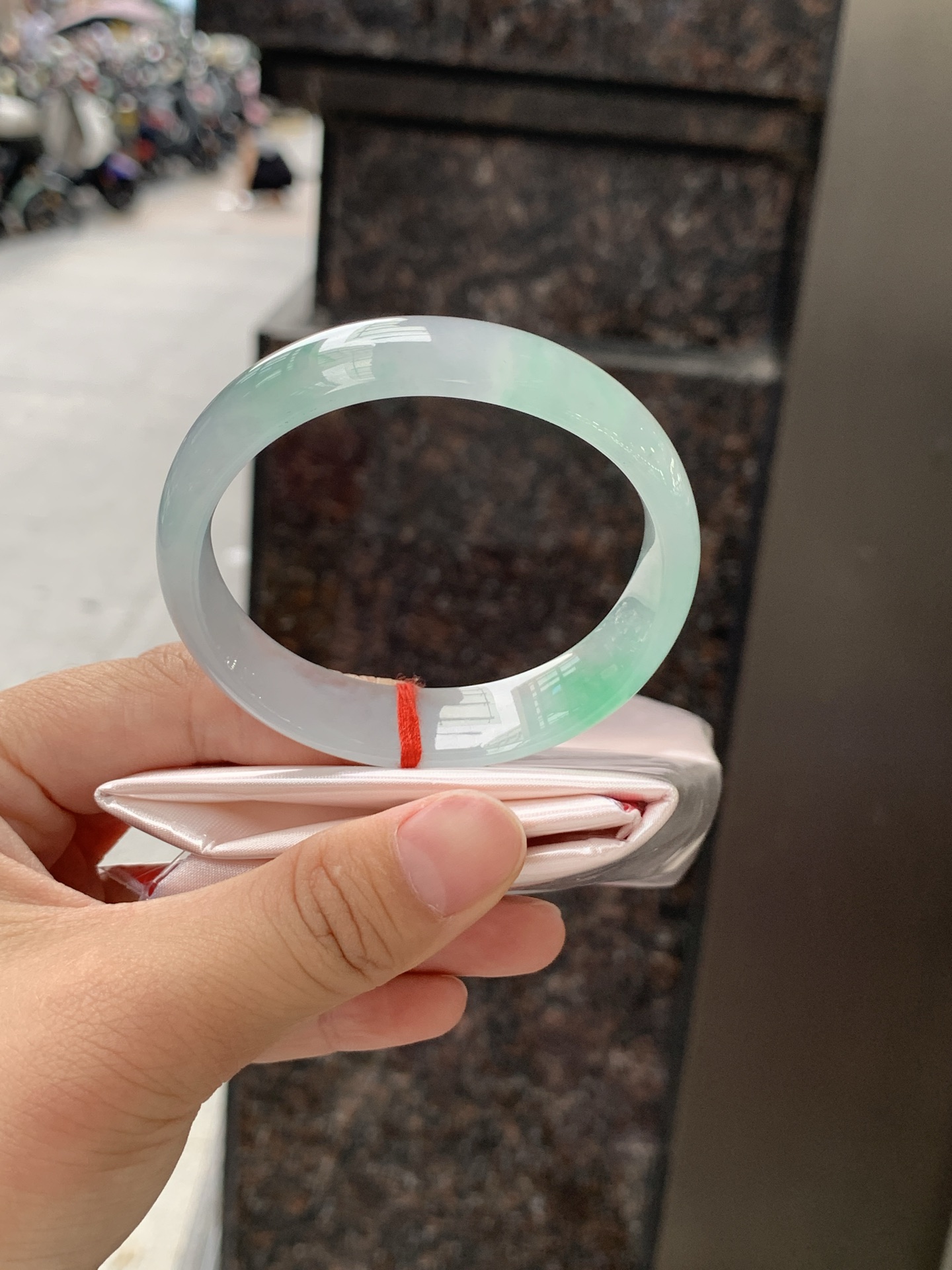 贵妃，底妆冰透胶润，干净细腻，简约却充满灵气，几朵绿花点缀，清新如芽，上有贵气优雅
