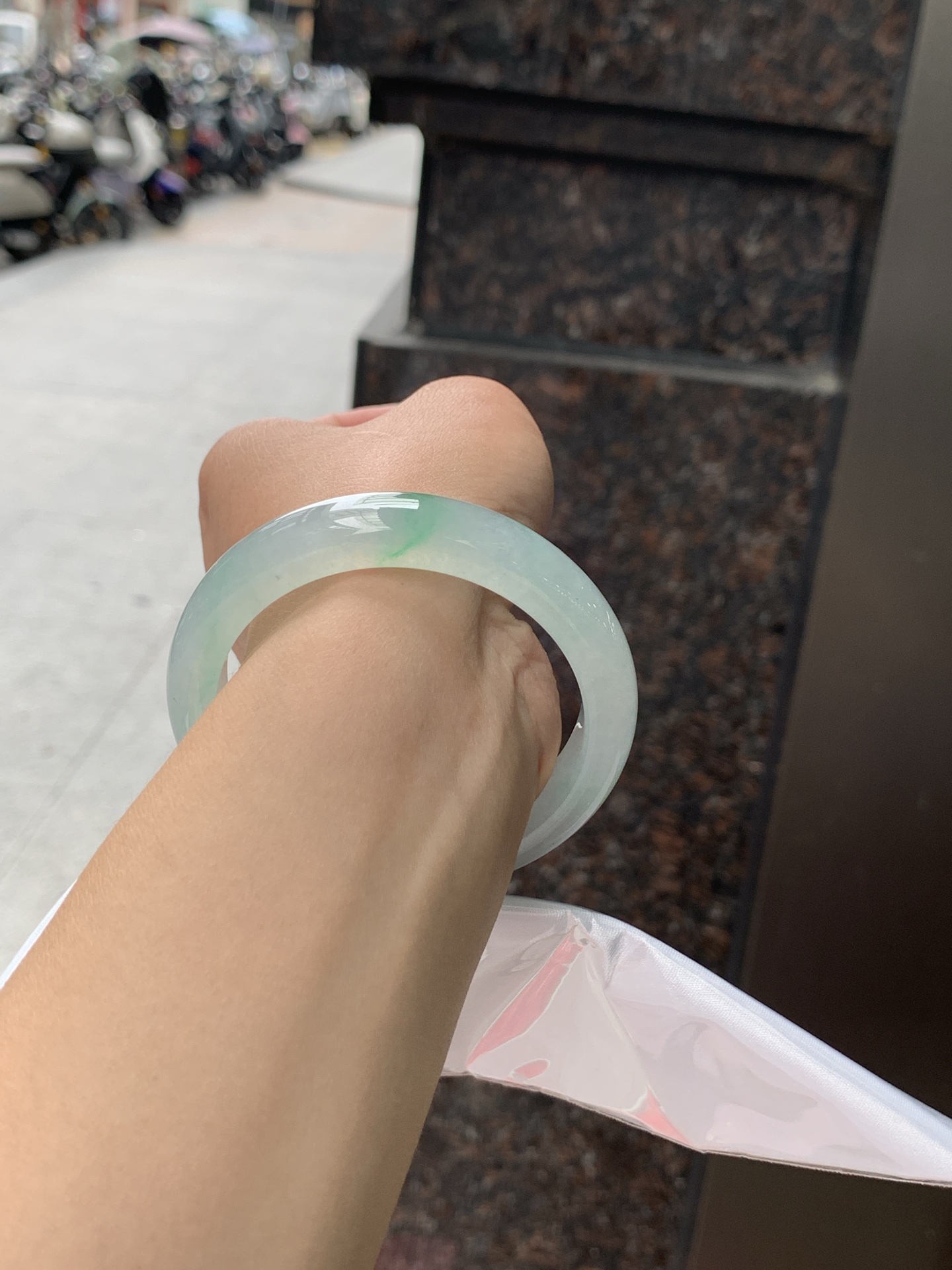 冰阳绿正圈 54-11.5-8 0626-N1070 无裂，打灯棉线，底妆冰透胶润，一抹阳绿花色像春芽，从水润如晨露的底子蹦跳而出，将春日的灵动生机凝于手镯中，戴上她，清水芙蓉般的清新感自然晕染，每一次抬手，都似把盎然绿意融入生活。