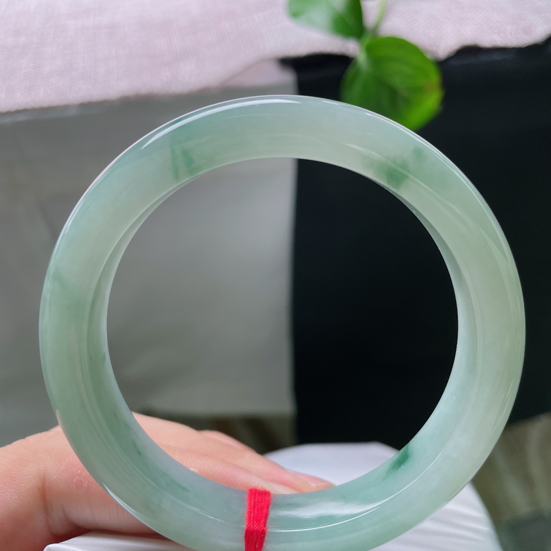 57.2/11.9/8.8，飘花正圈，无裂，凉润冰底飘翠，是独属于盛夏的清雅配饰。ss55305a