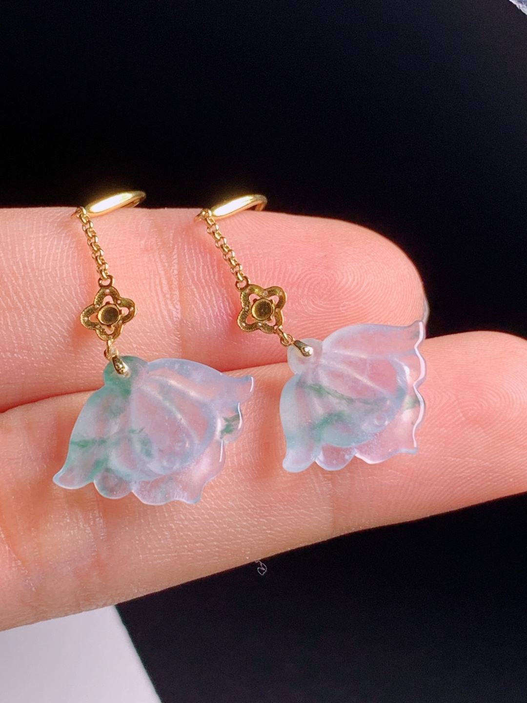 冰种飘花莲花耳坠，冰透起光雕工精致，和和美美清雅脱俗