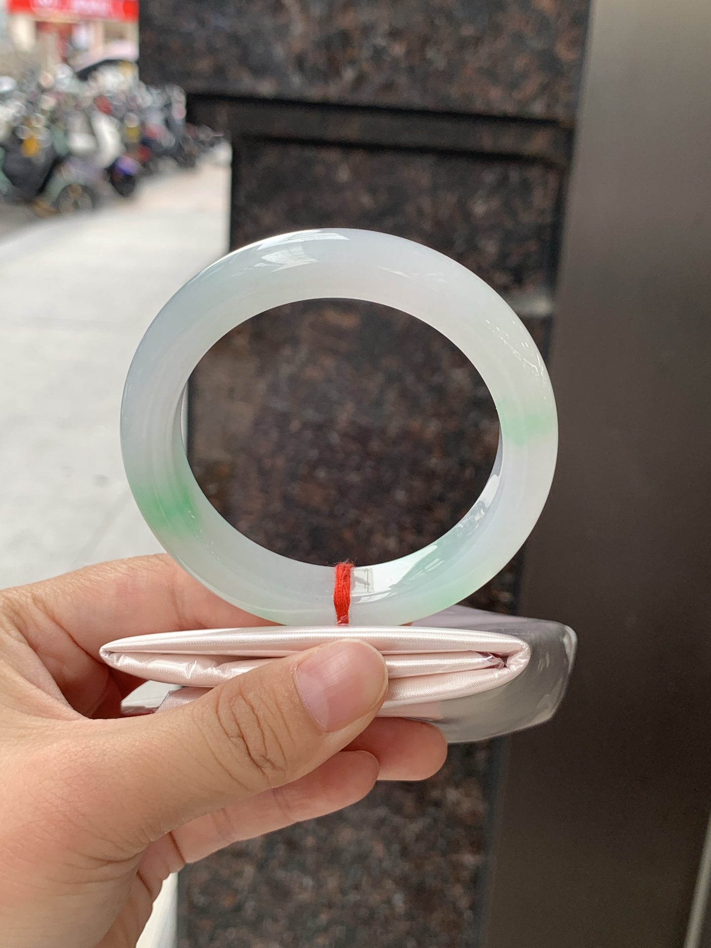 白底青正圈 53.2-12.1-9 0626-N1073-2，经典永不过时的白底青，白底细润干净，色阳种细，上手显白提气色，性比之选。