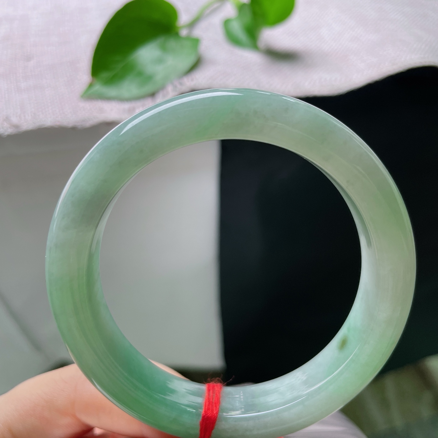 56.2/12.3/8.6，绿底正圈，水润，质地温润细腻，温馨宜人，洒乌鸡，无裂，ss54939a