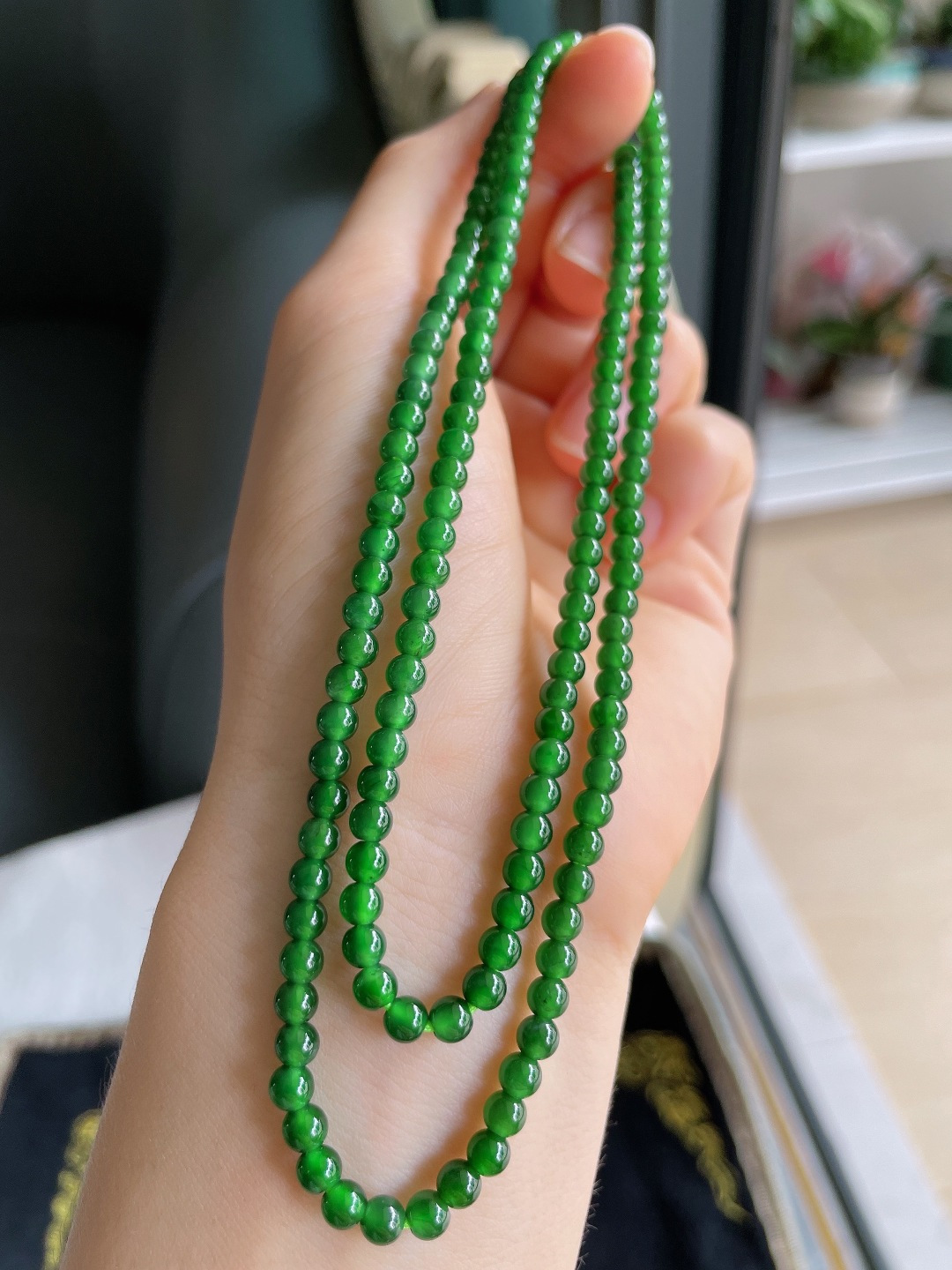 天然翡翠A货，冰满绿小米珠链，尺寸：4mm。【编2038】