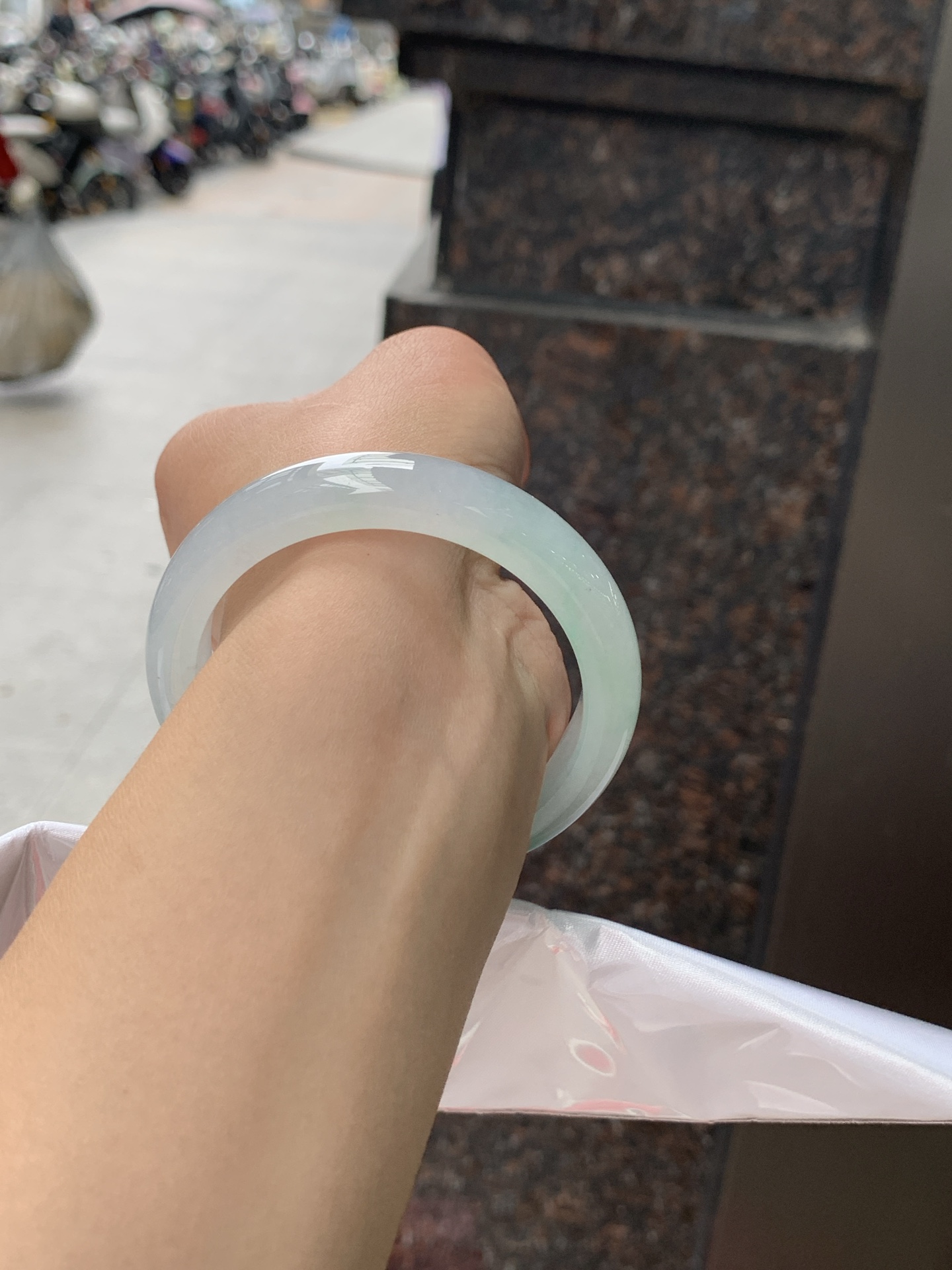 冰阳绿正圈 54-11.5-8 0626-N1070 无裂，打灯棉线，底妆冰透胶润，一抹阳绿花色像春芽，从水润如晨露的底子蹦跳而出，将春日的灵动生机凝于手镯中，戴上她，清水芙蓉般的清新感自然晕染，每一次抬手，都似把盎然绿意融入生活。